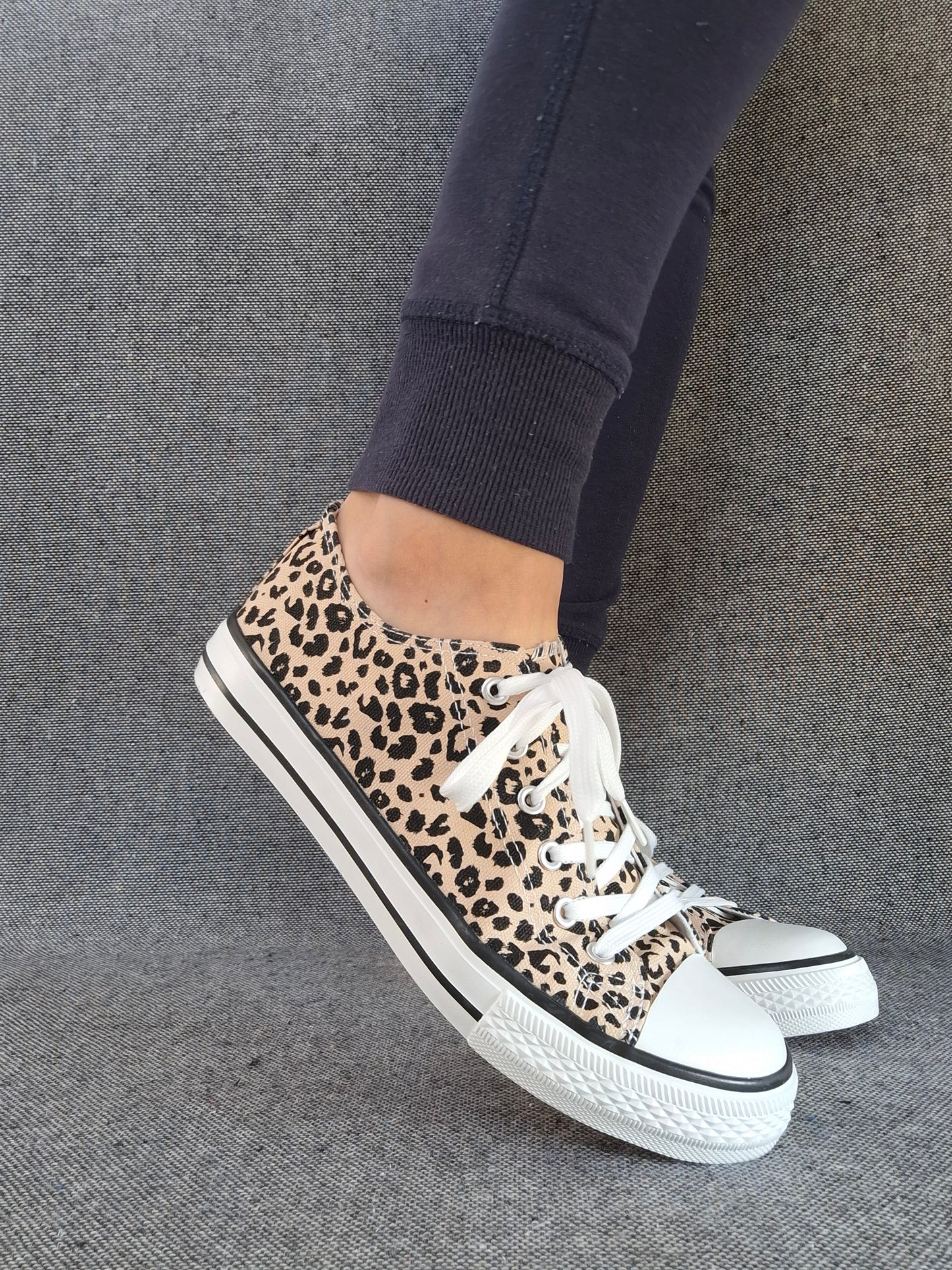 Chaussures baskets basses beige imprimé léopard style converse