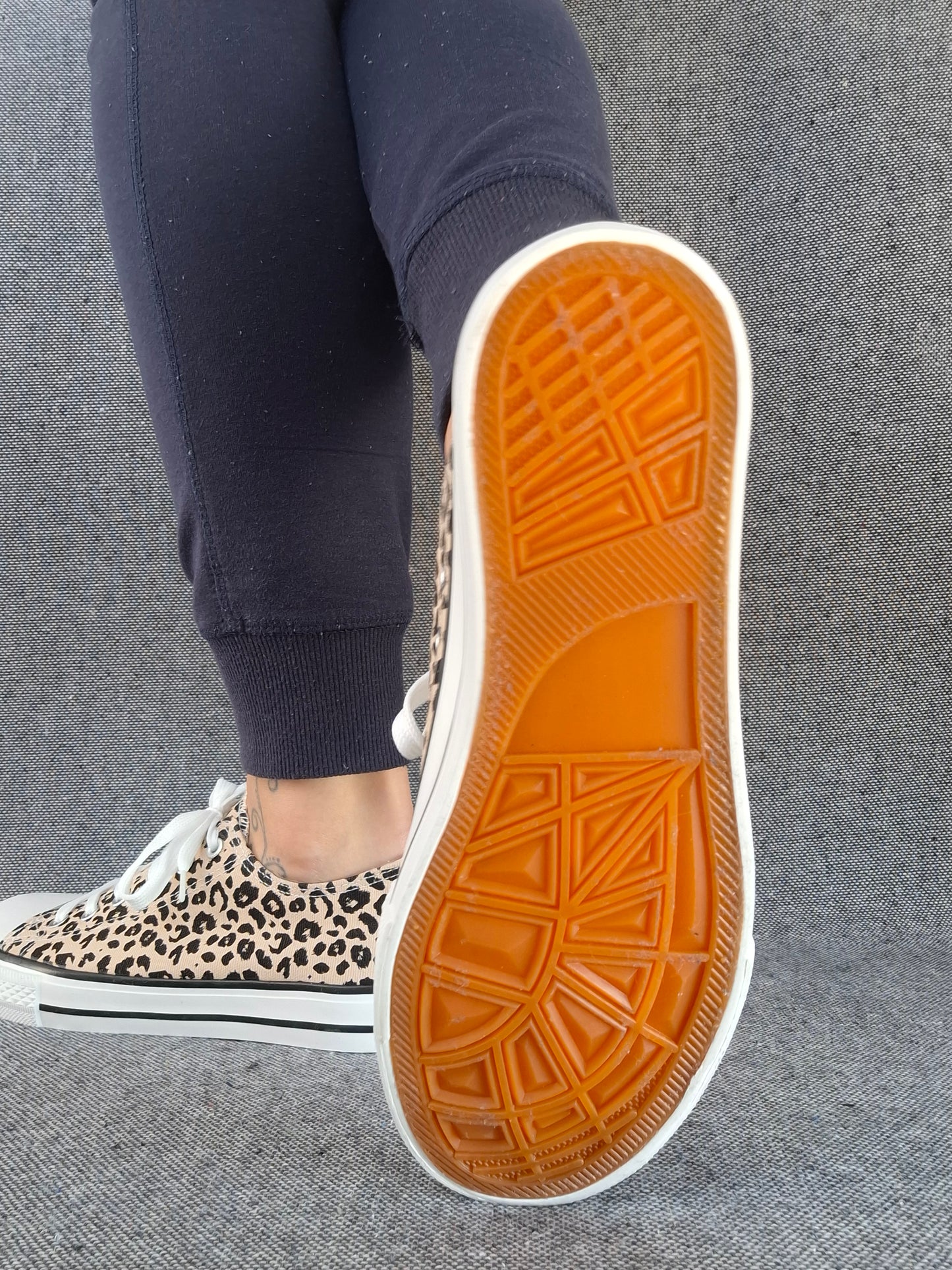 Chaussures baskets basses beige imprimé léopard style converse