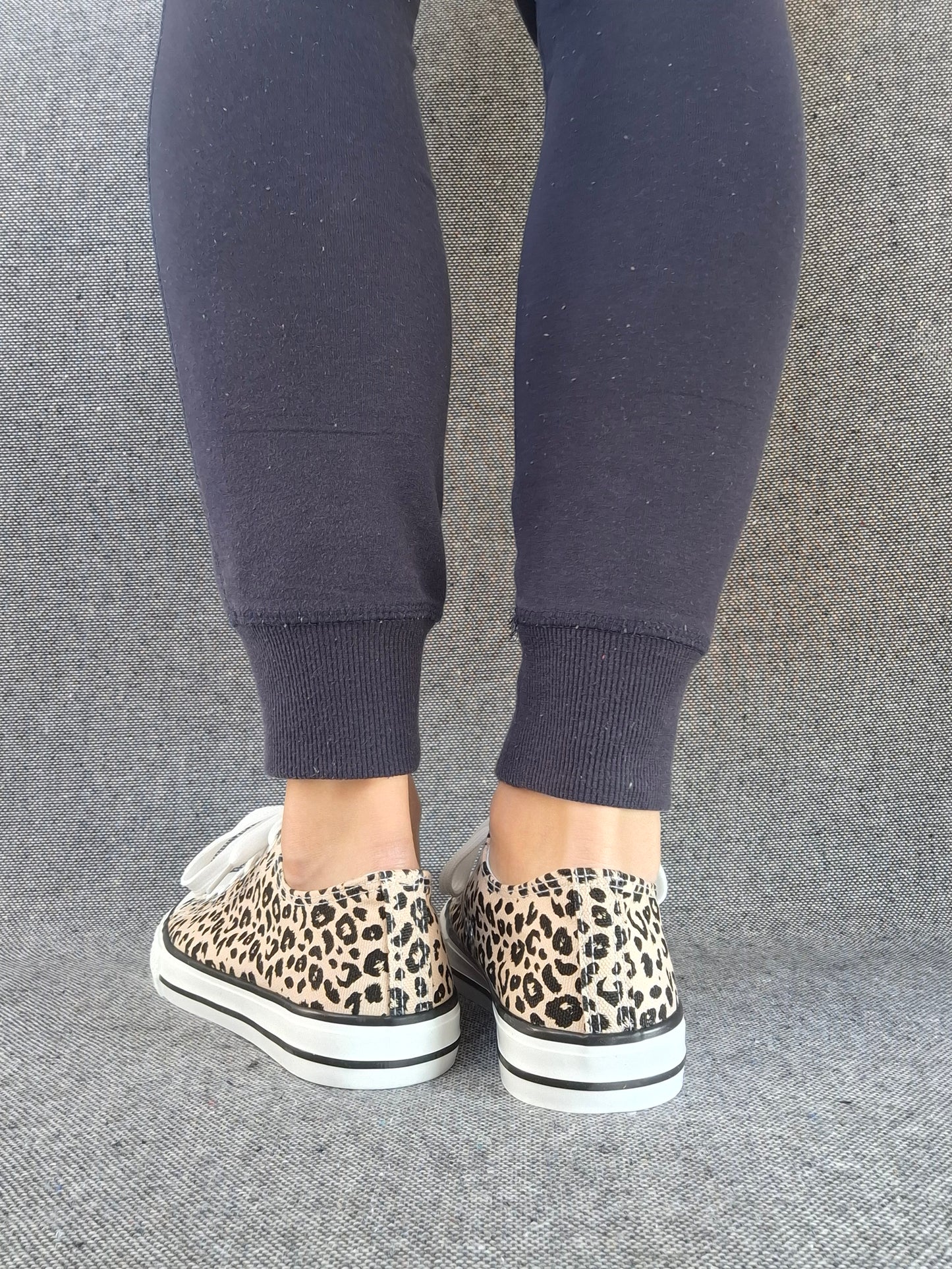 Chaussures baskets basses beige imprimé léopard style converse