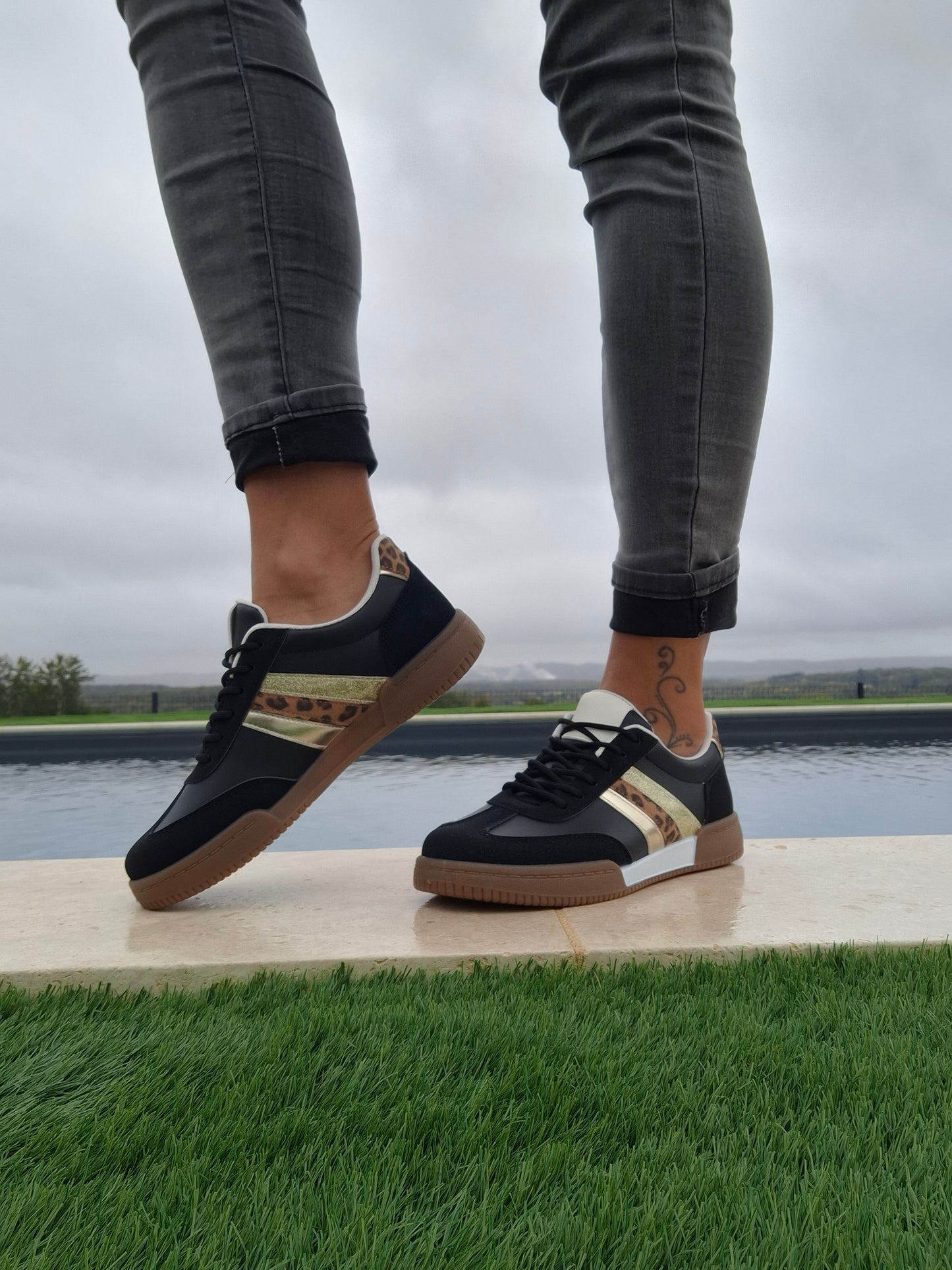 Chaussures baskets basses style sneakers campus noir avec bandes léopard et doré