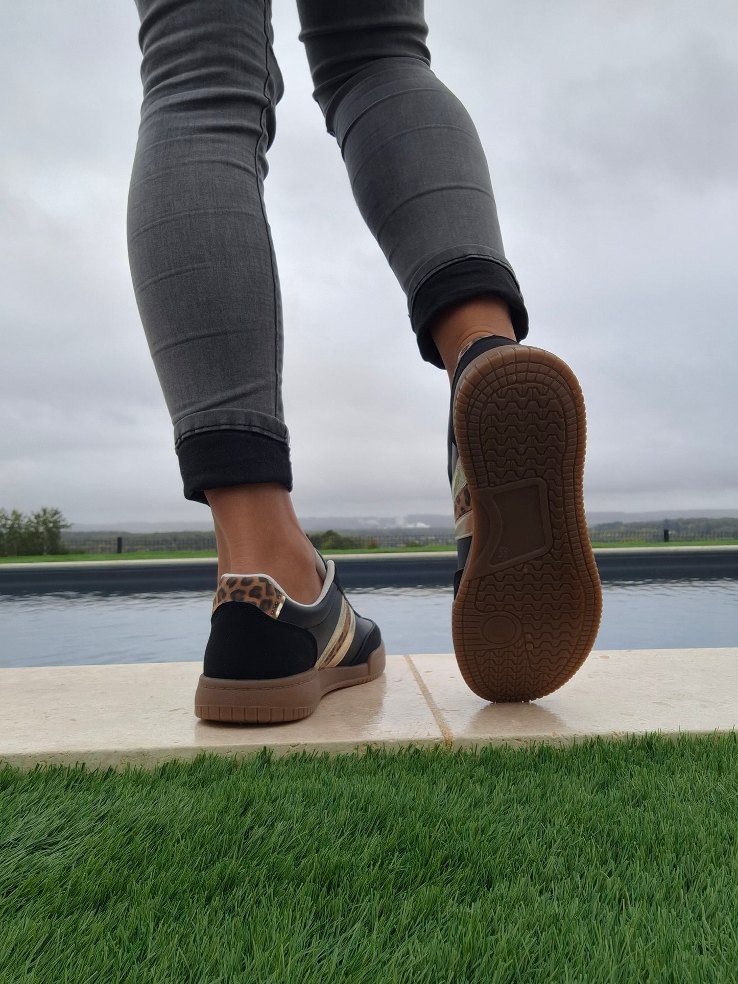 Chaussures baskets basses style sneakers campus noir avec bandes léopard et doré