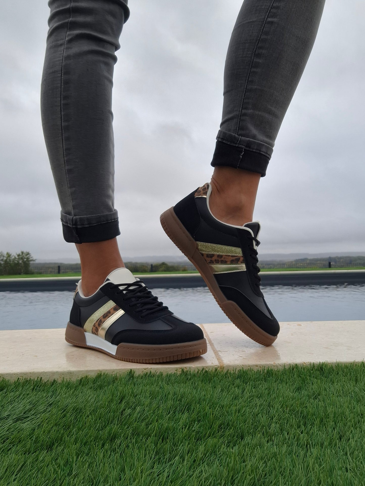 Chaussures baskets basses style sneakers campus noir avec bandes léopard et doré