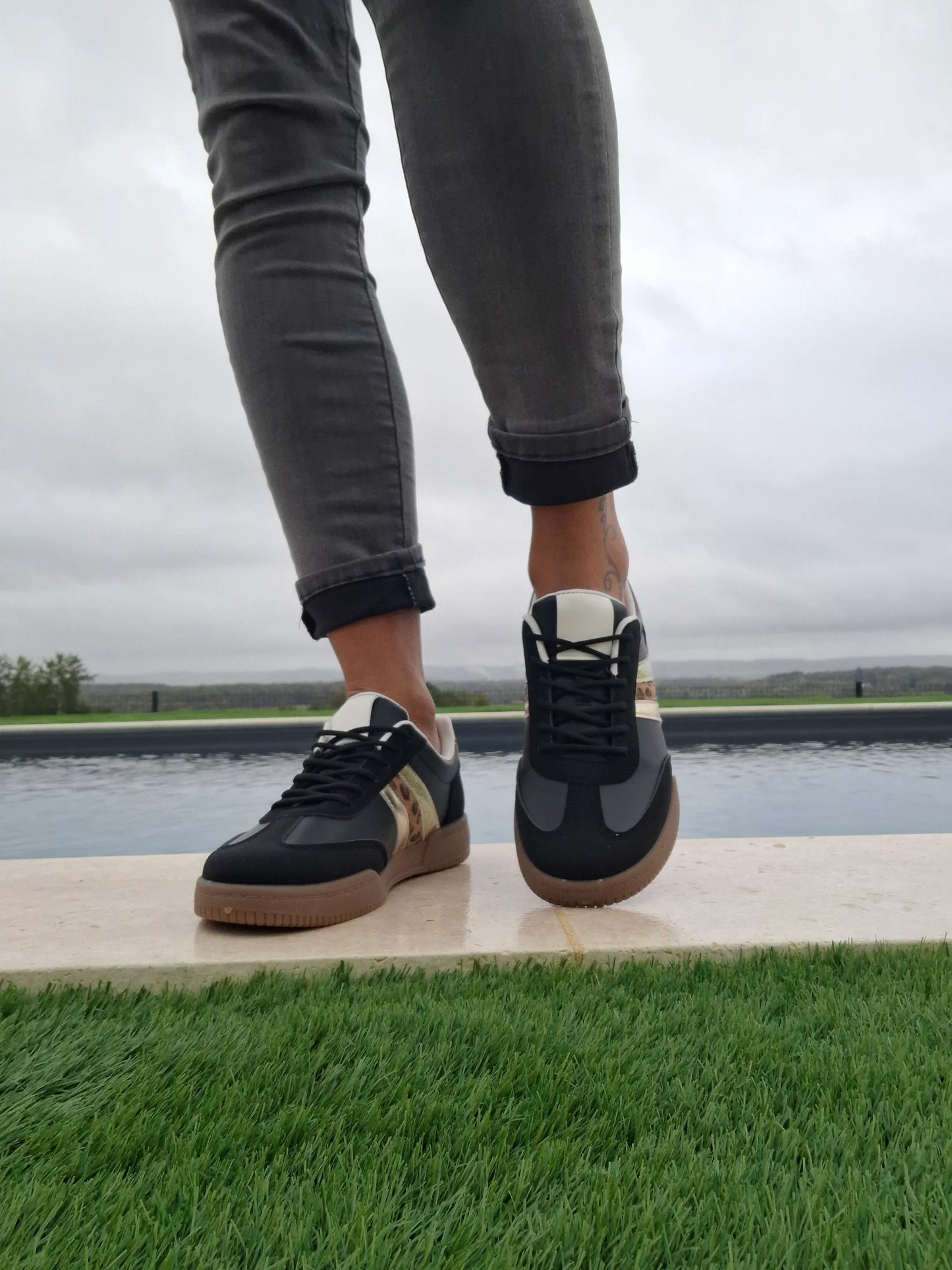 Chaussures baskets basses style sneakers campus noir avec bandes léopard et doré