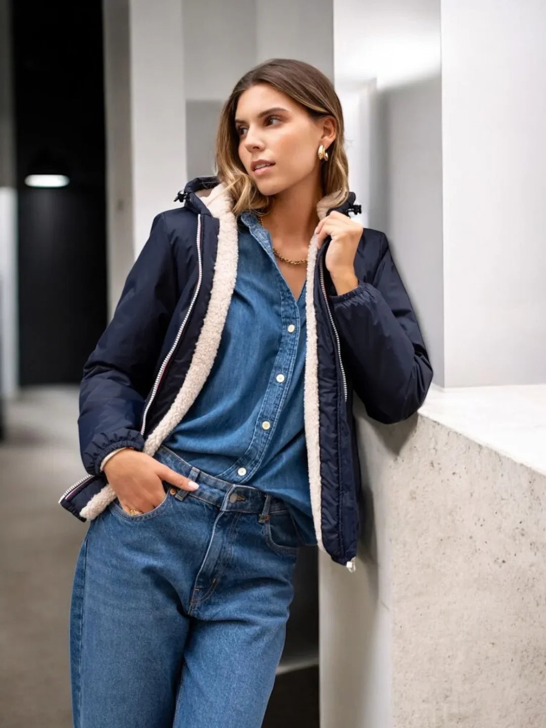 Laura Jo - Imperméable fourré court fausse fourrure bleu marine intérieur imitation sherpa beige