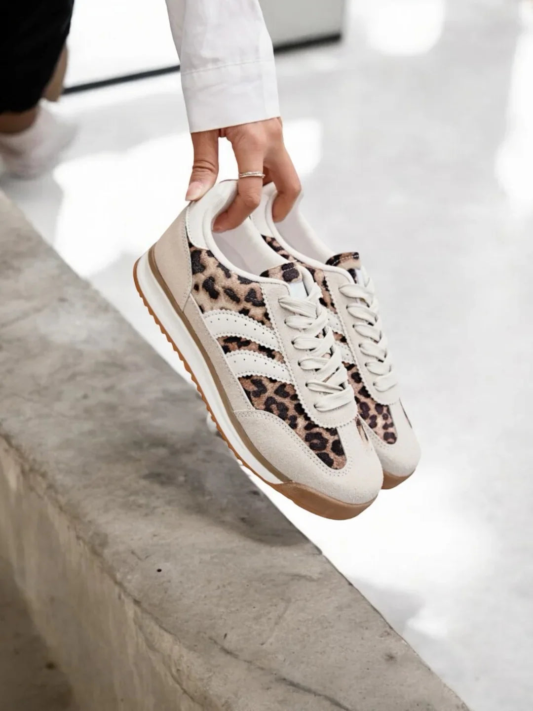 Chaussures baskets basses taupe léopard avec bandes blanches style sneakers