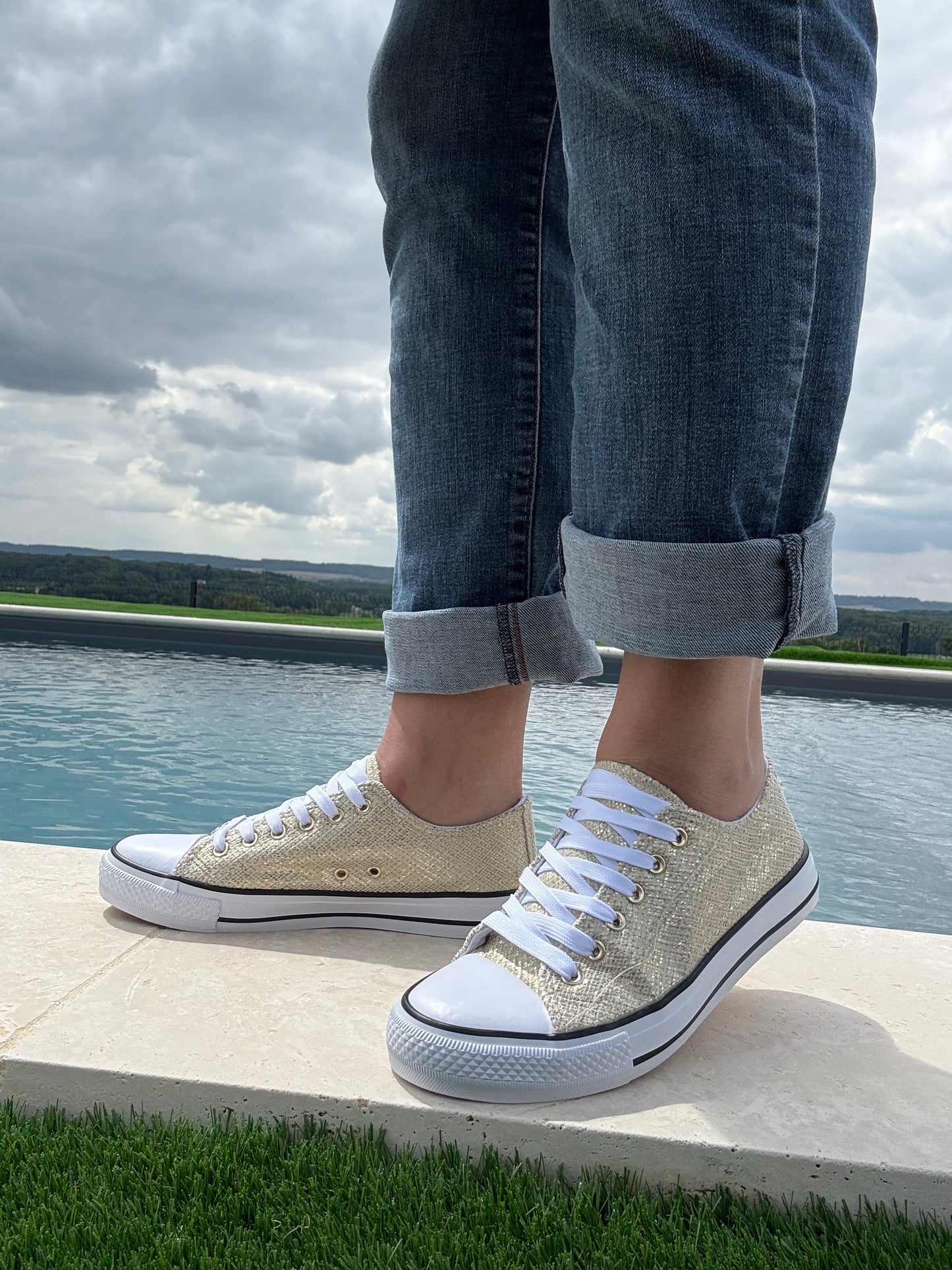 Chaussures baskets basses en toile effet serpent doré style converse