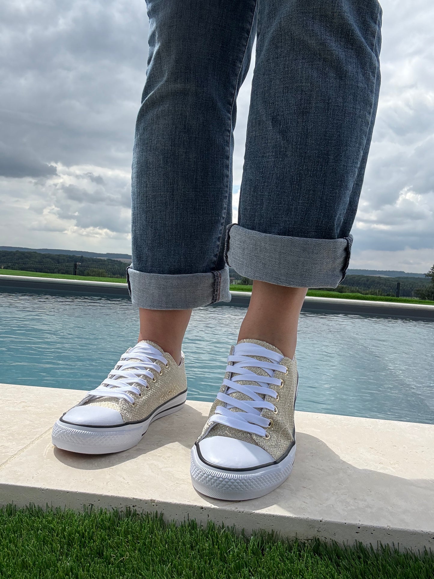 Chaussures baskets basses en toile effet serpent doré style converse