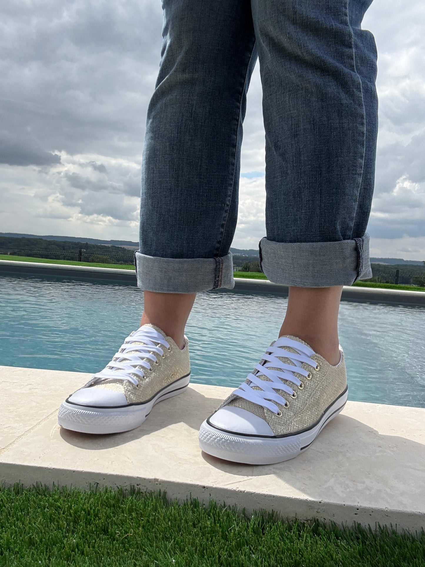 Chaussures baskets basses en toile effet serpent doré style converse
