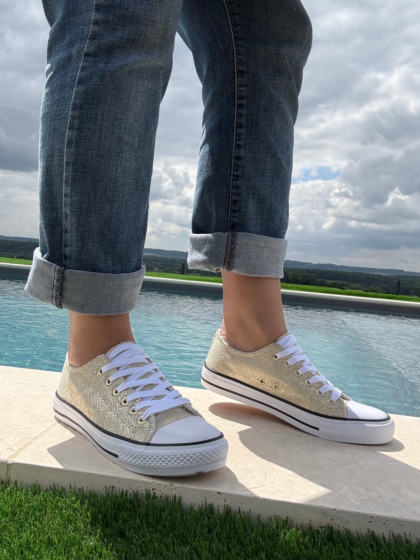 Chaussures baskets basses en toile effet serpent doré style converse