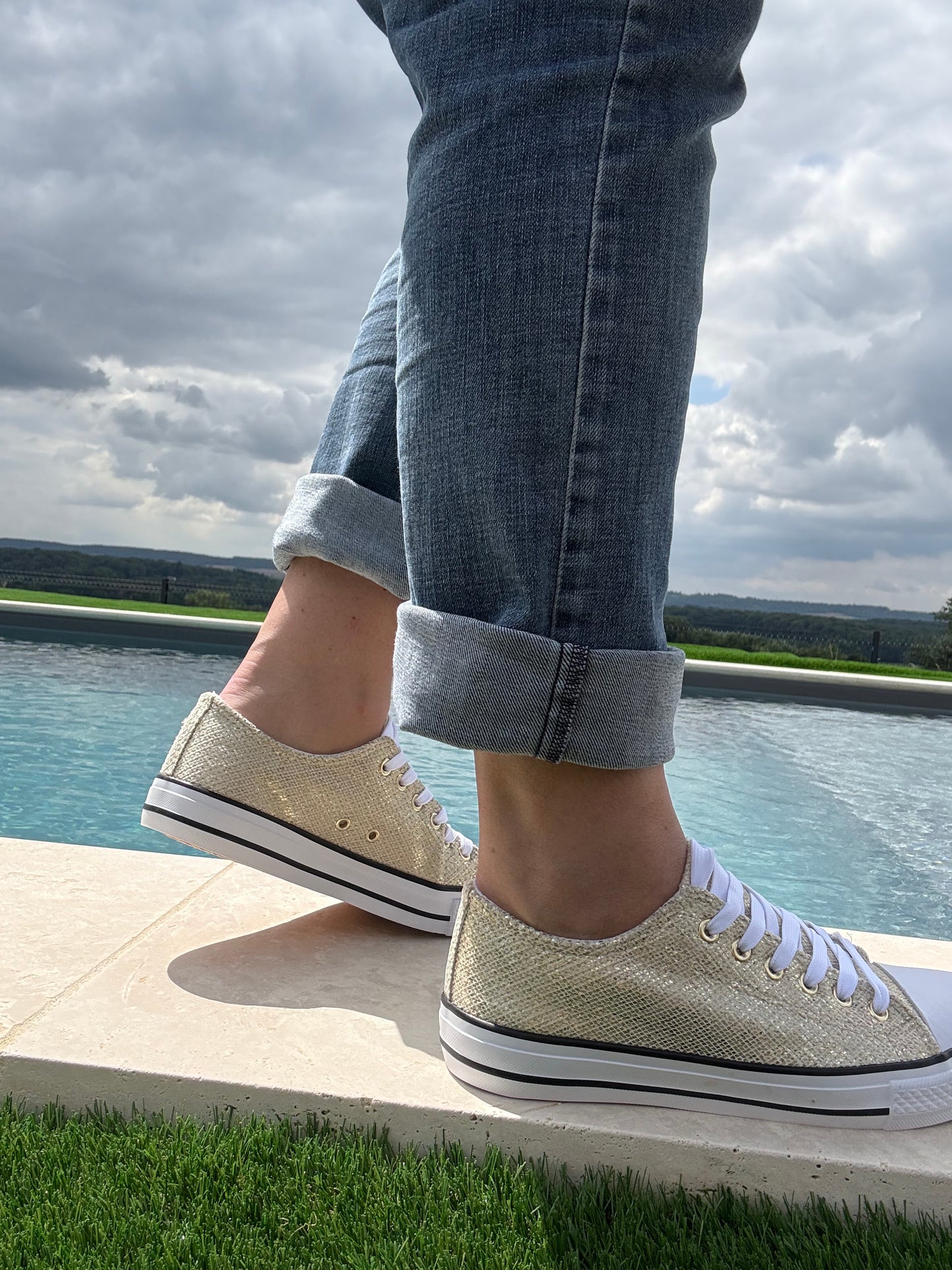Chaussures baskets basses en toile effet serpent doré style converse