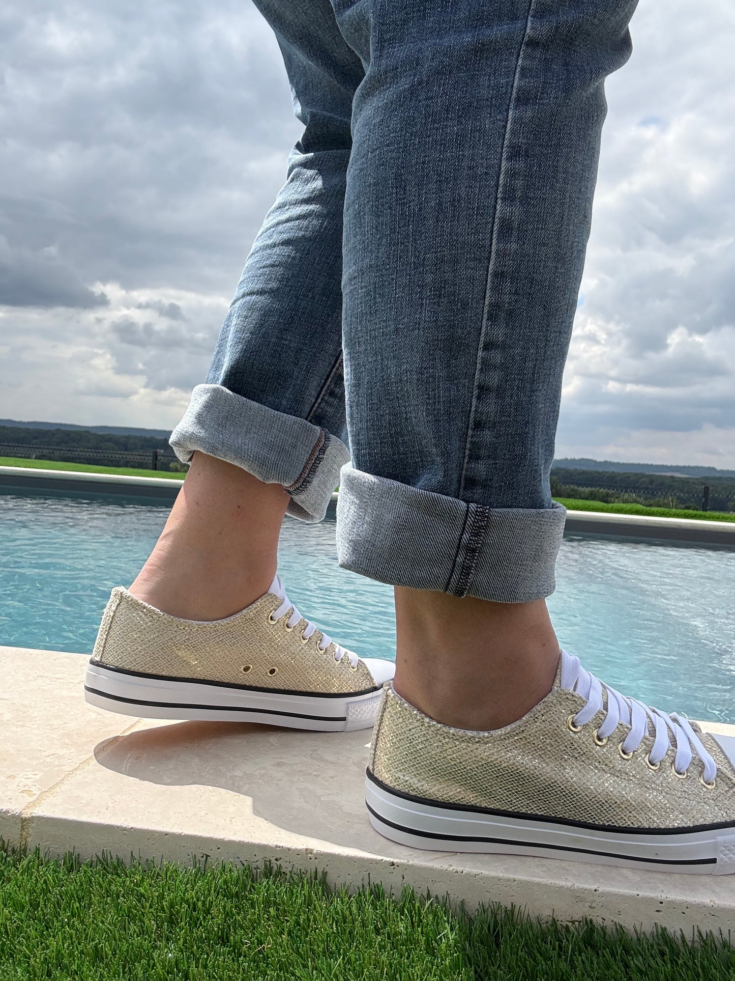 Chaussures baskets basses en toile effet serpent doré style converse