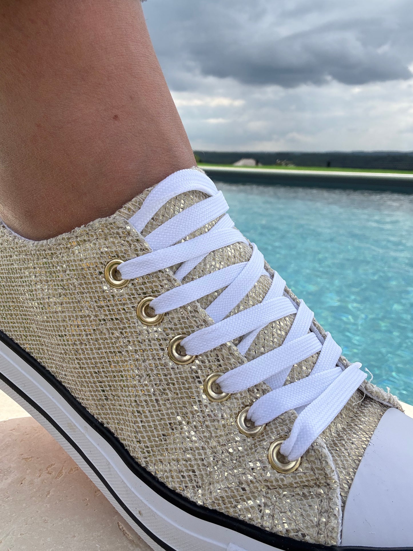 Chaussures baskets basses en toile effet serpent doré style converse