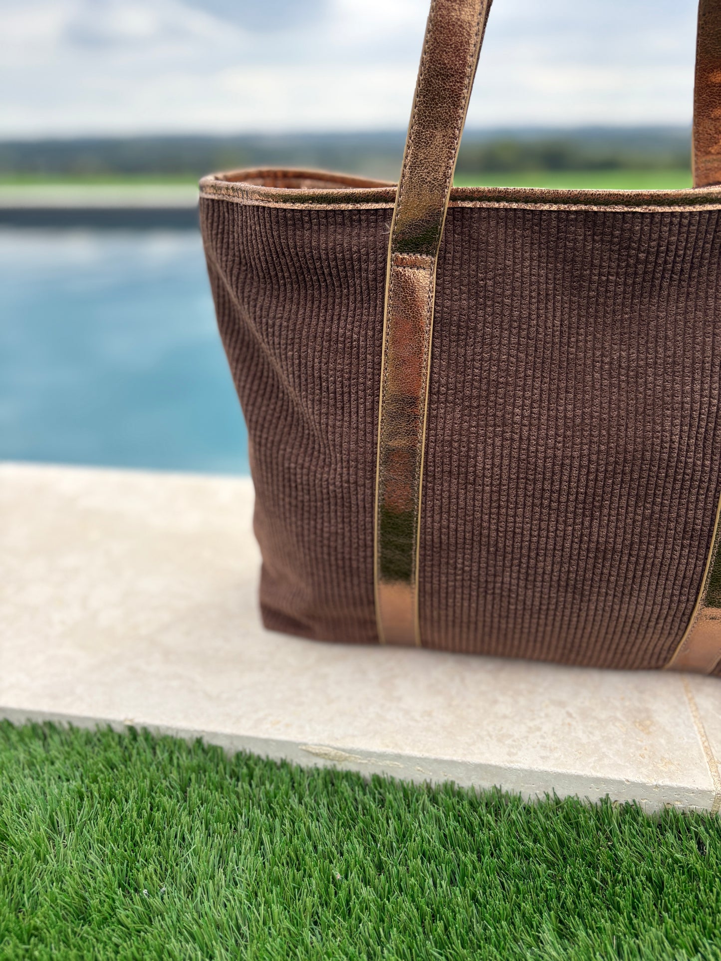 Sac à main style cabas porté main en tissu velours cotelé marron avec anses et bandes dorées