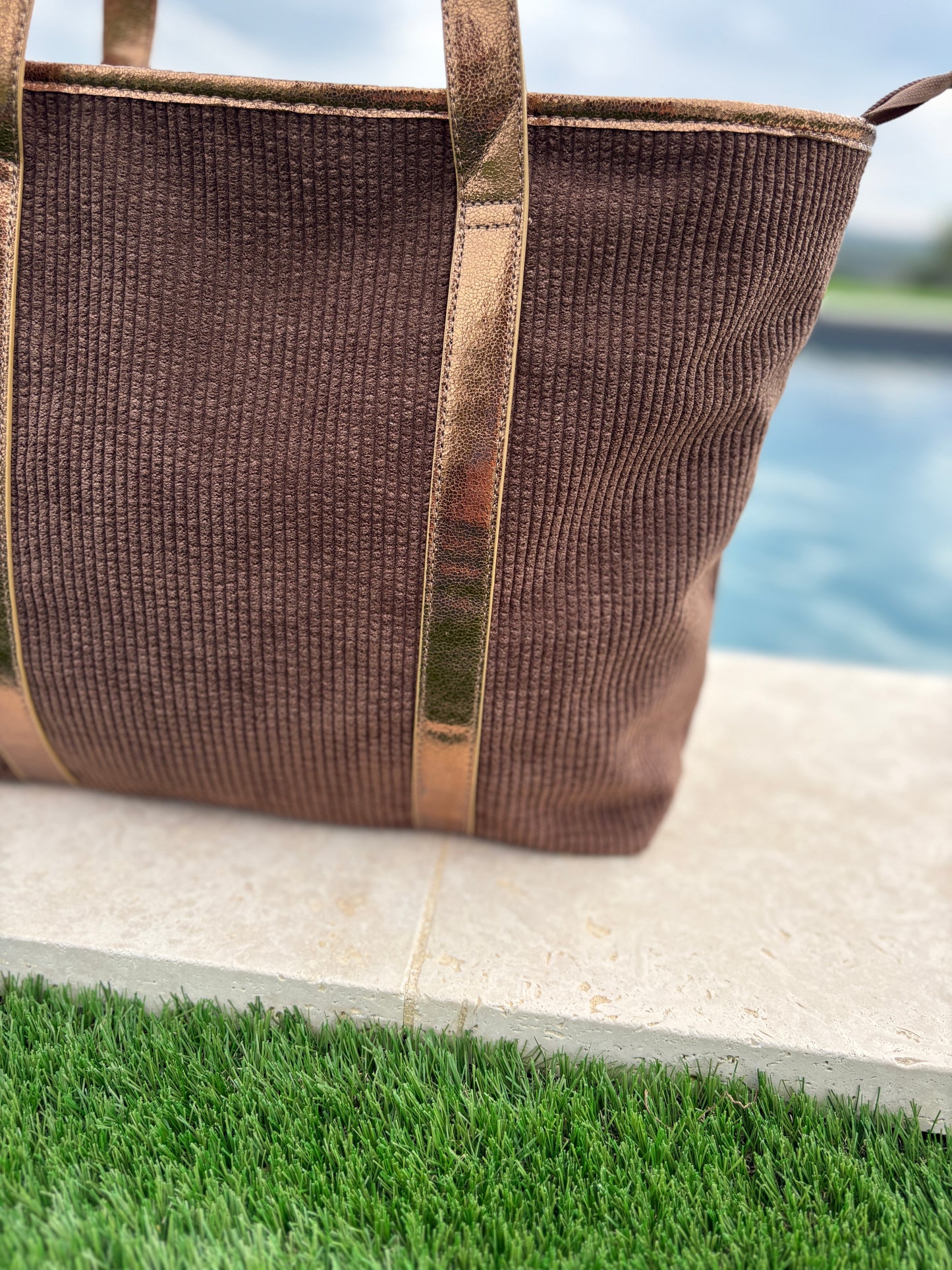 Sac à main style cabas porté main en tissu velours cotelé marron avec anses et bandes dorées