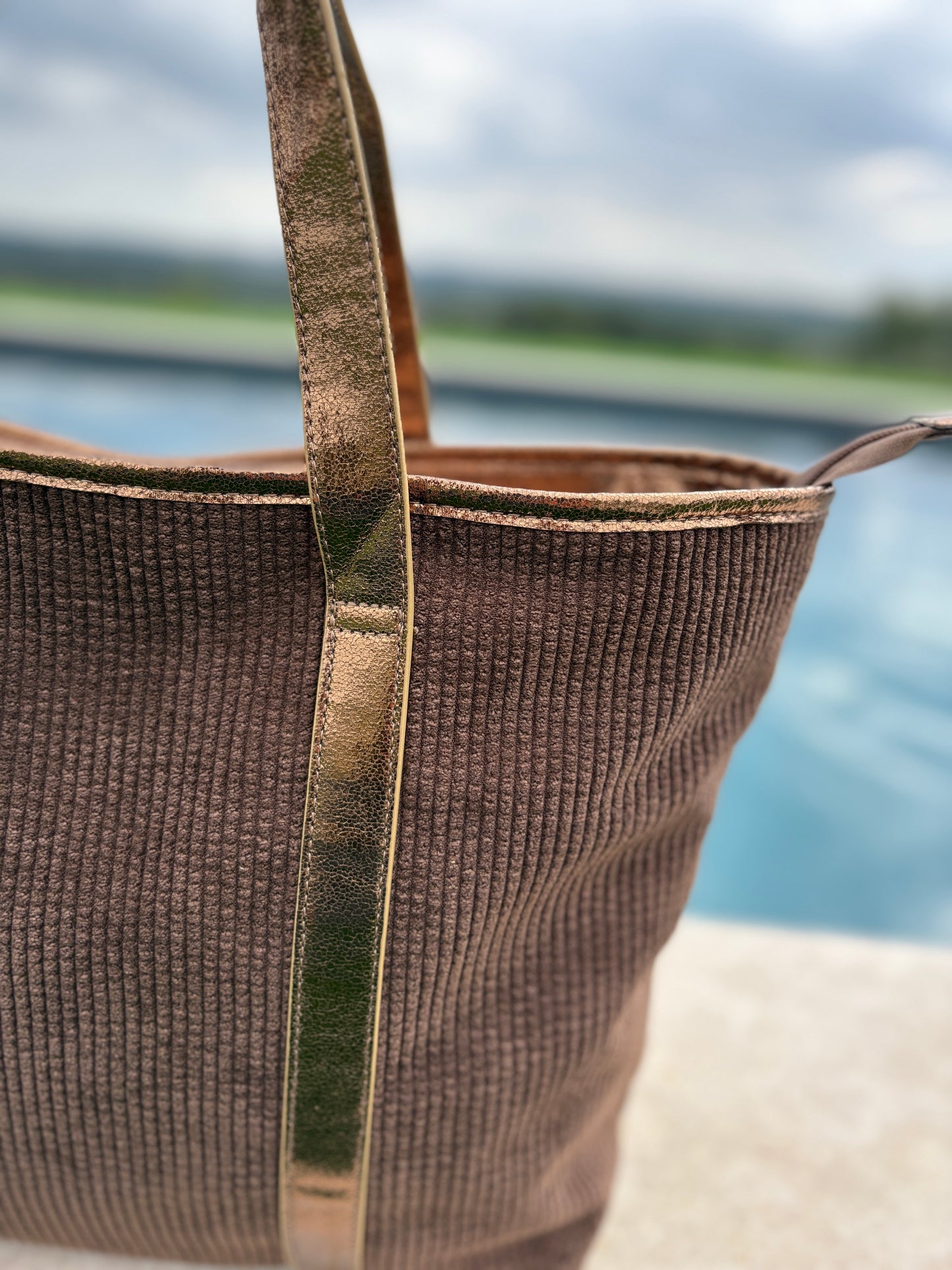 Sac à main style cabas porté main en tissu velours cotelé marron avec anses et bandes dorées