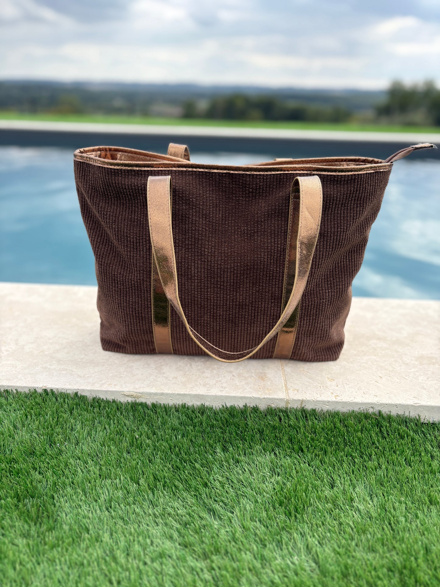 Sac à main style cabas porté main en tissu velours cotelé marron avec anses et bandes dorées