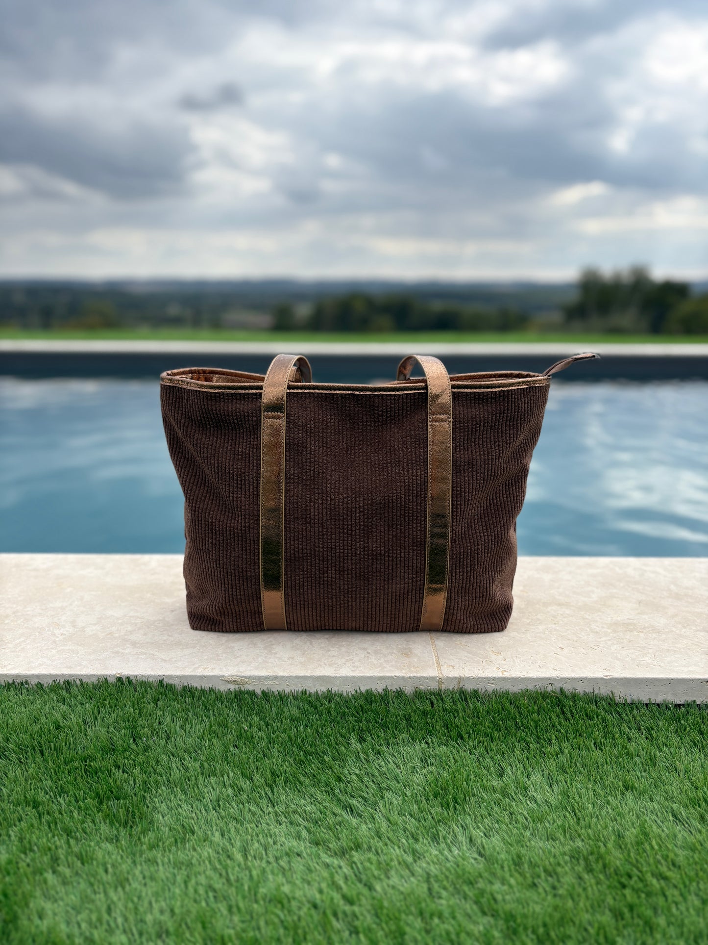 Sac à main style cabas porté main en tissu velours cotelé marron avec anses et bandes dorées
