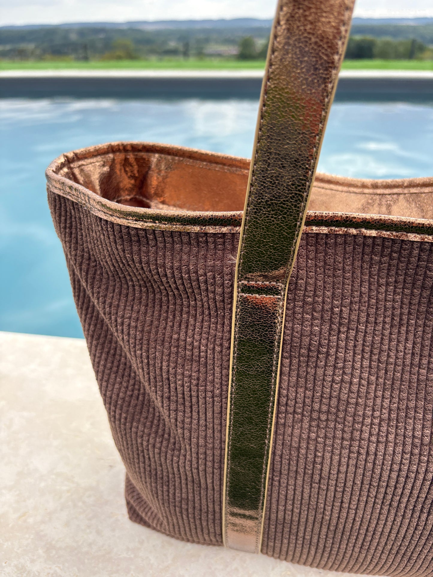 Sac à main style cabas porté main en tissu velours cotelé marron avec anses et bandes dorées