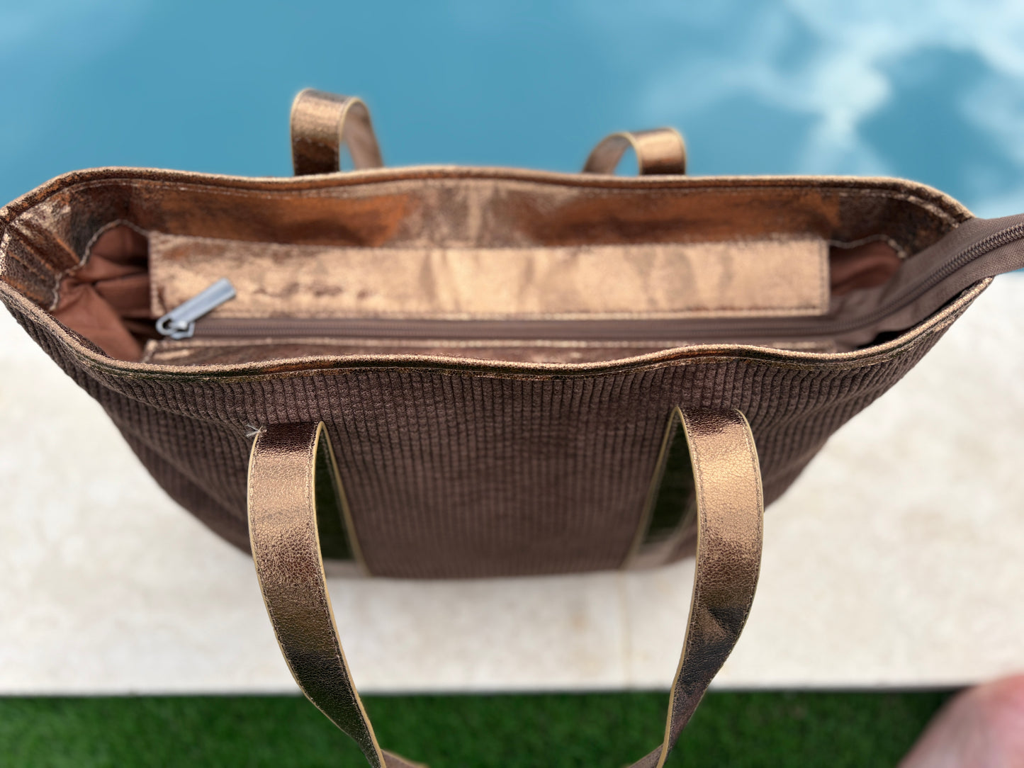 Sac à main style cabas porté main en tissu velours cotelé marron avec anses et bandes dorées