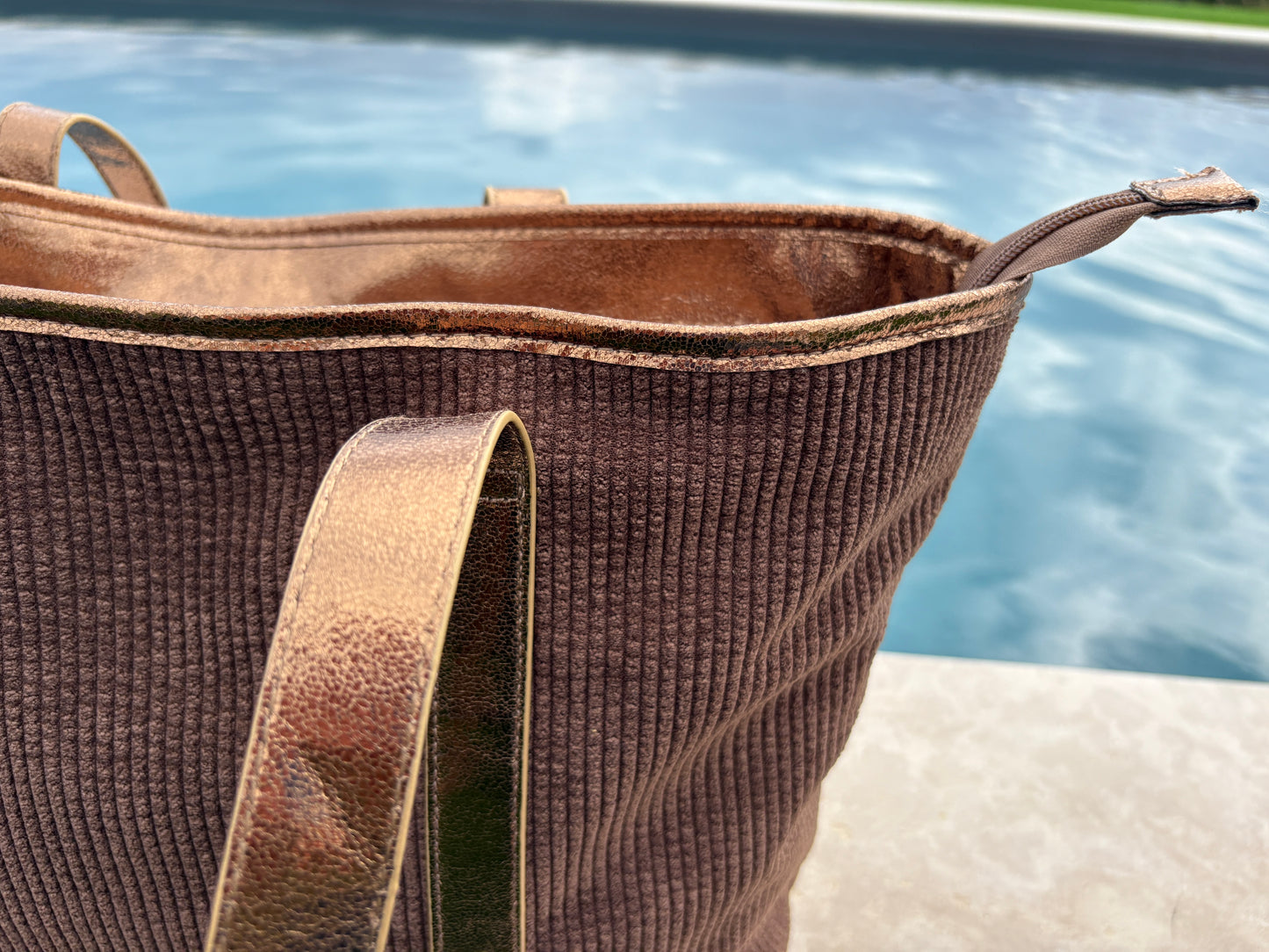 Sac à main style cabas porté main en tissu velours cotelé marron avec anses et bandes dorées