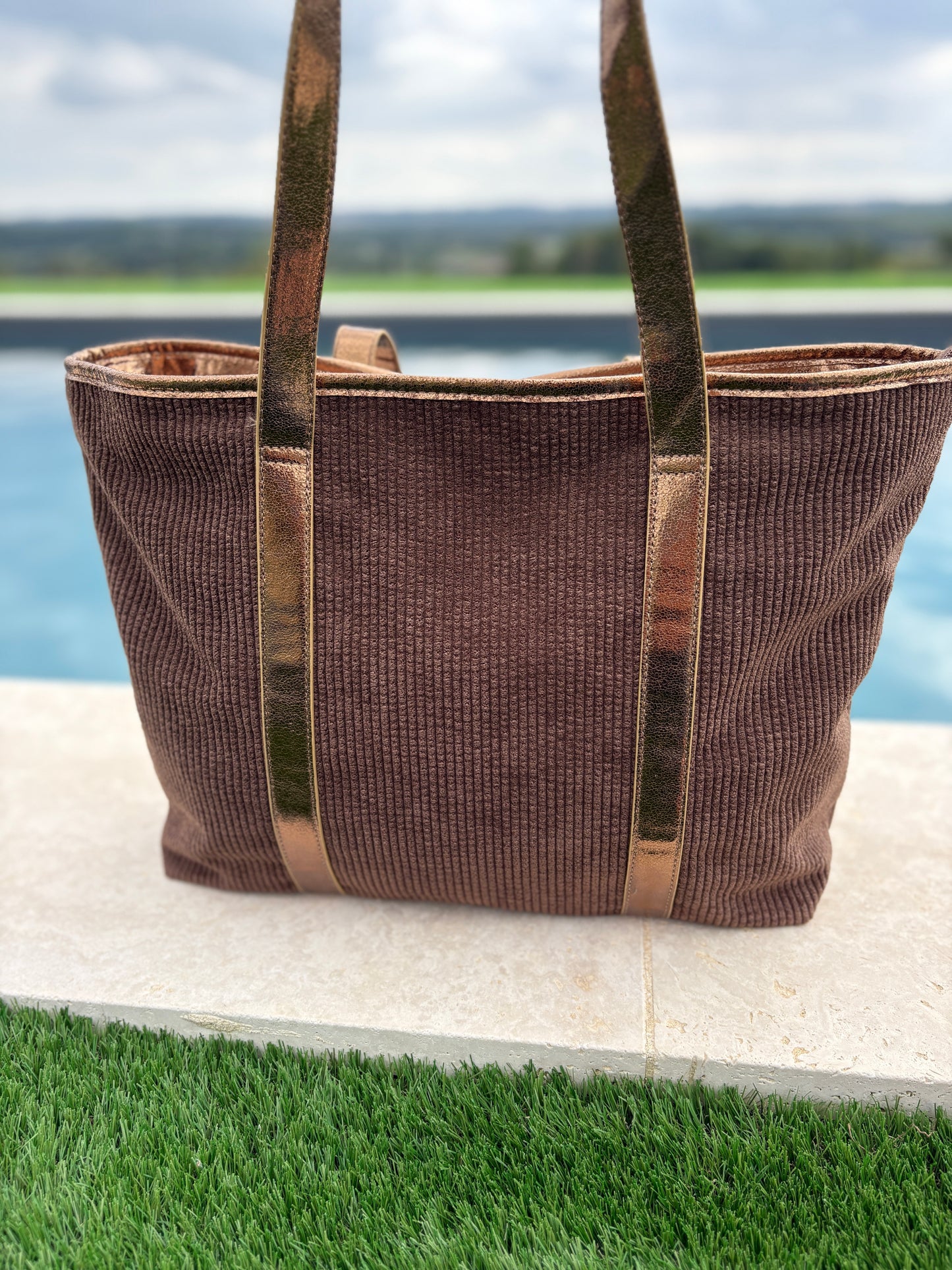 Sac à main style cabas porté main en tissu velours cotelé marron avec anses et bandes dorées