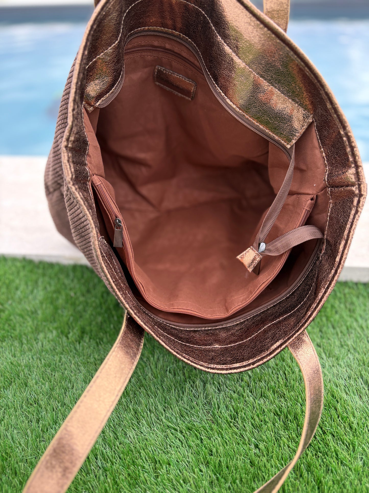 Sac à main style cabas porté main en tissu velours cotelé marron avec anses et bandes dorées