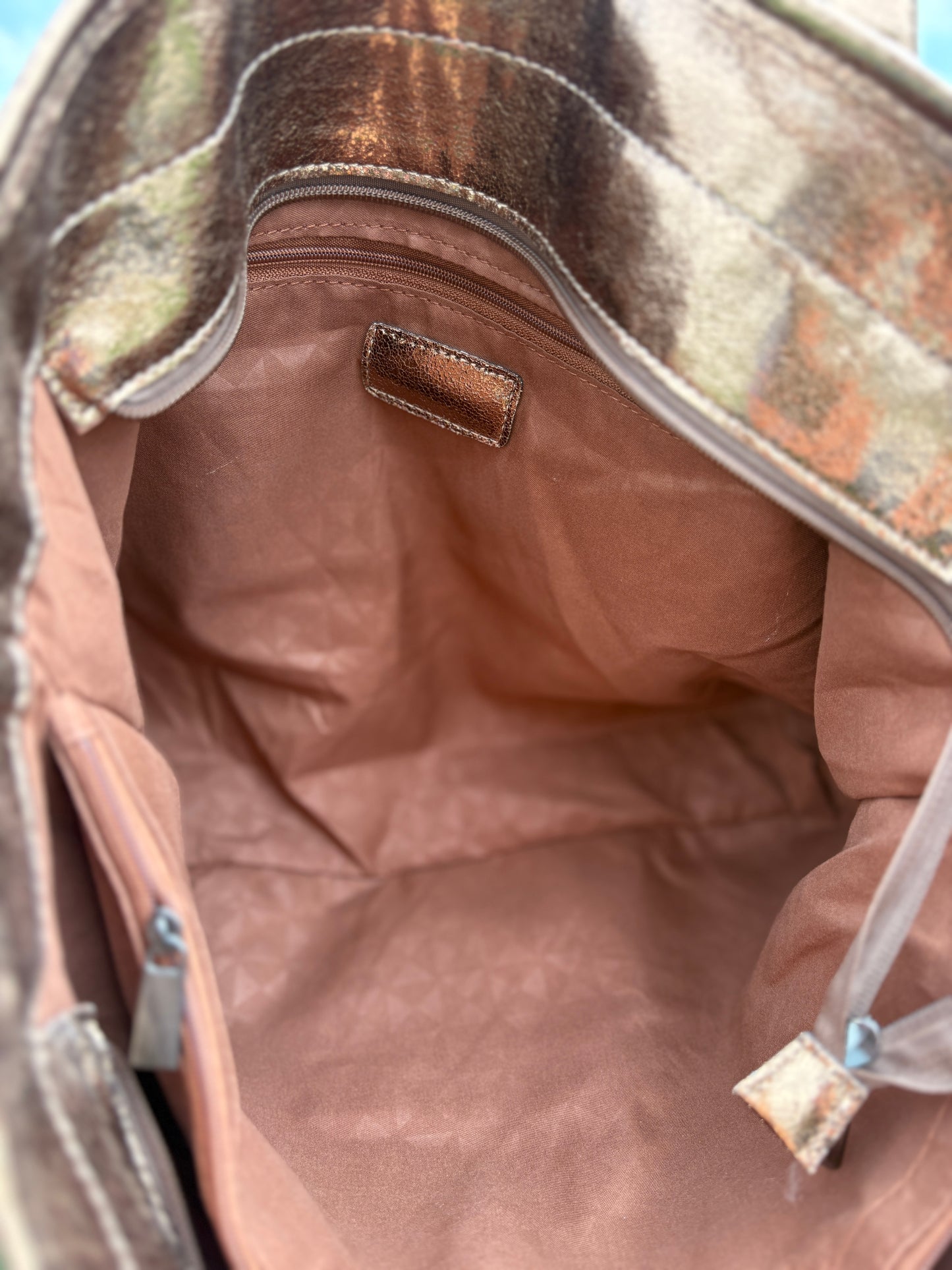Sac à main style cabas porté main en tissu velours cotelé marron avec anses et bandes dorées