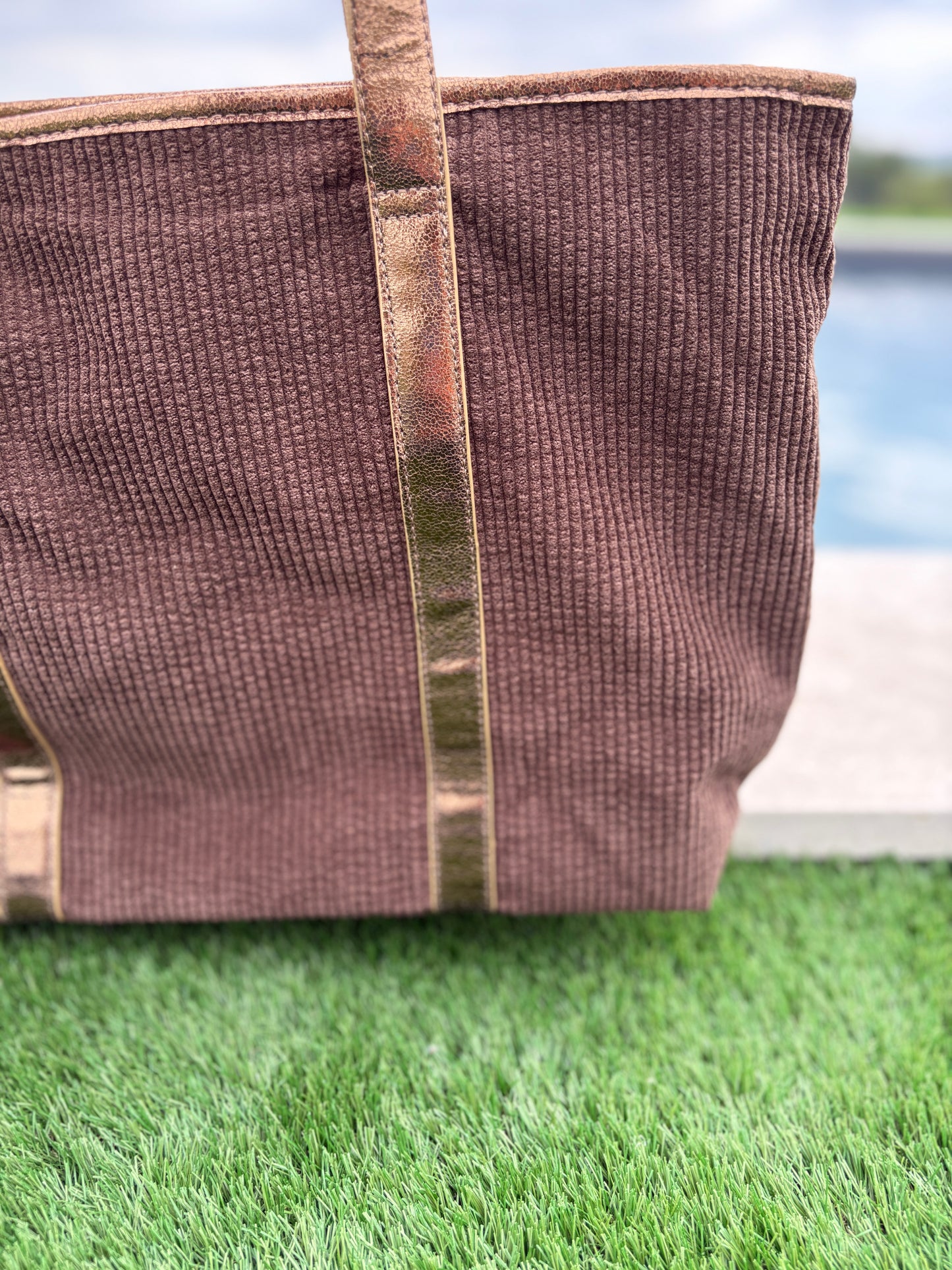 Sac à main style cabas porté main en tissu velours cotelé marron avec anses et bandes dorées