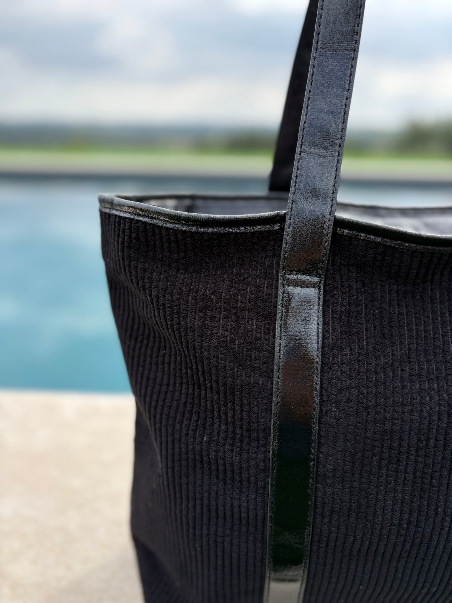 Sac à main style cabas porté main en tissu velours cotelé noir avec anses et bandes noires