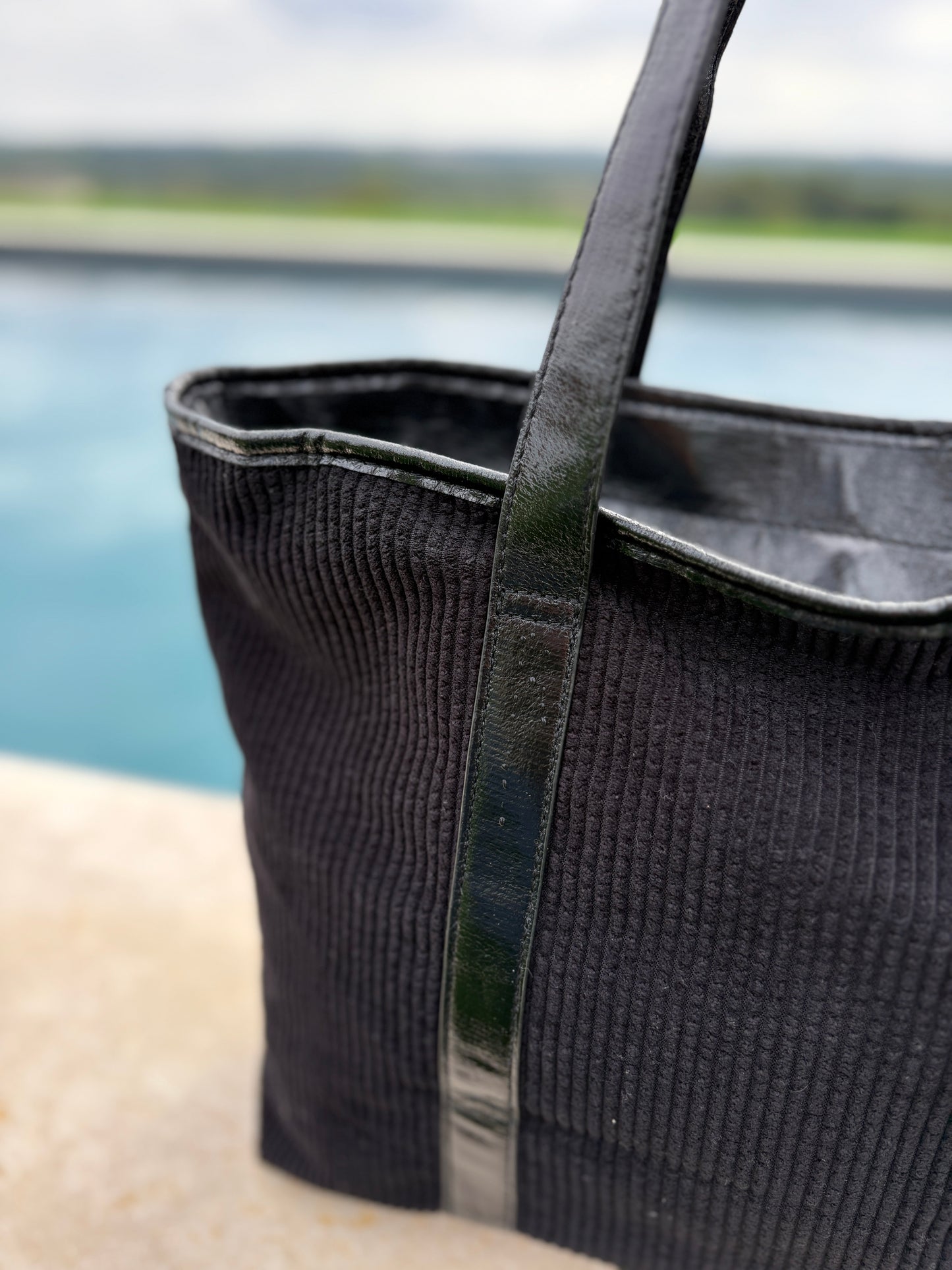 Sac à main style cabas porté main en tissu velours cotelé noir avec anses et bandes noires