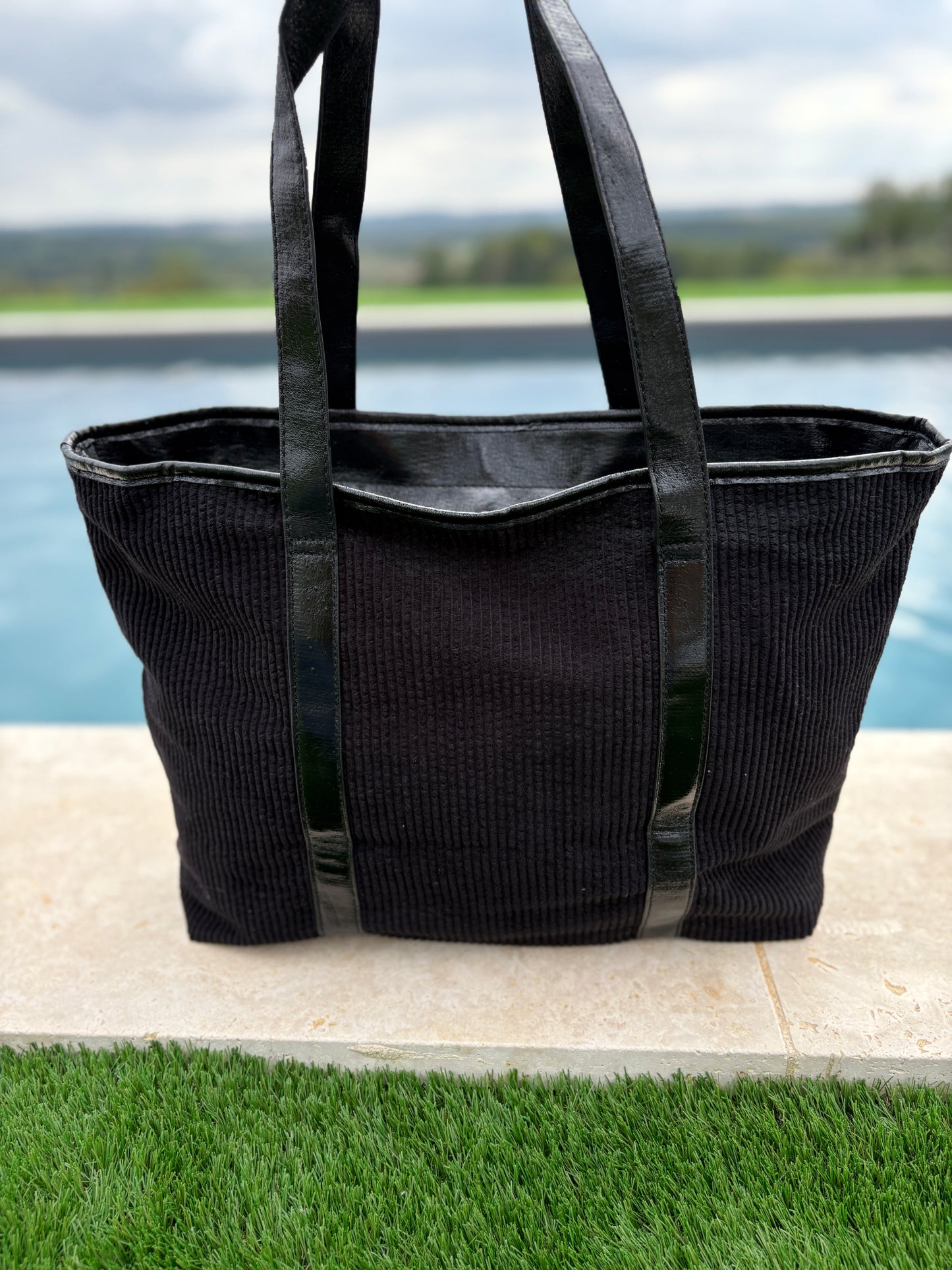 Sac à main style cabas porté main en tissu velours cotelé noir avec anses et bandes noires
