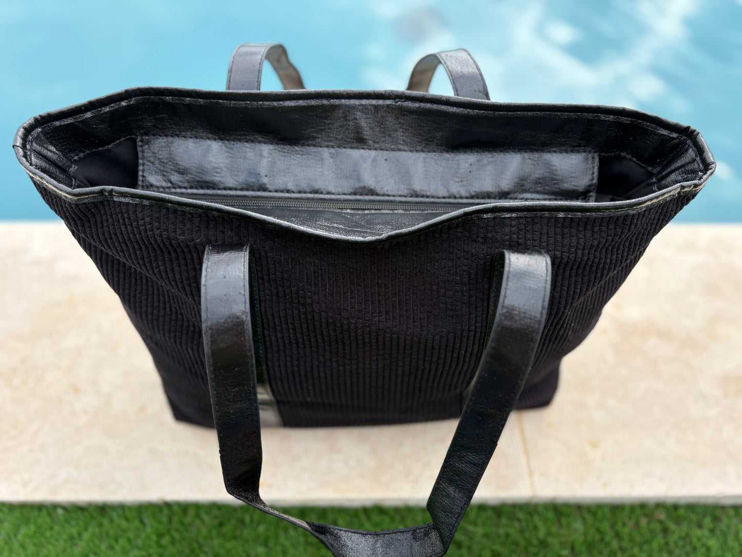 Sac à main style cabas porté main en tissu velours cotelé noir avec anses et bandes noires