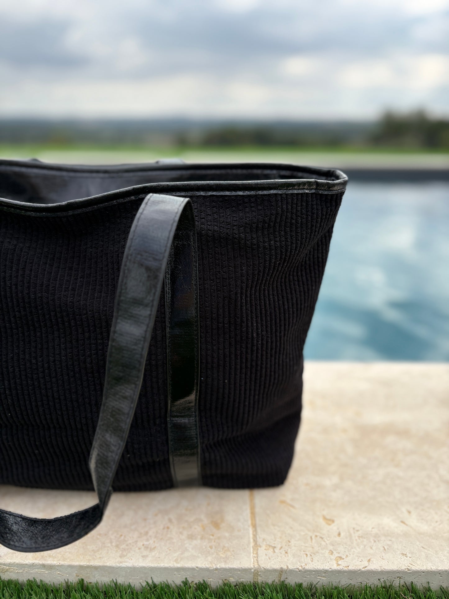 Sac à main style cabas porté main en tissu velours cotelé noir avec anses et bandes noires