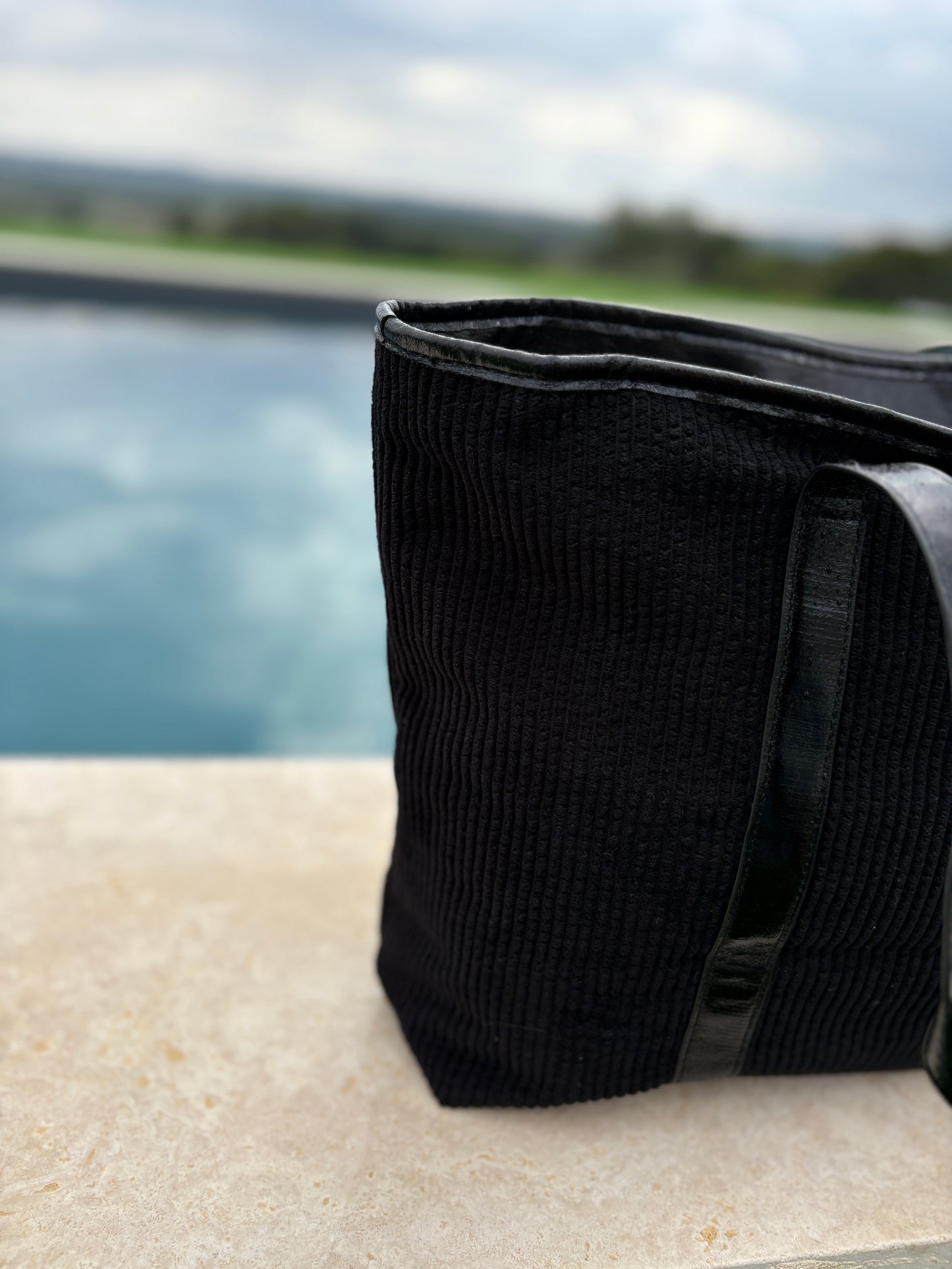 Sac à main style cabas porté main en tissu velours cotelé noir avec anses et bandes noires