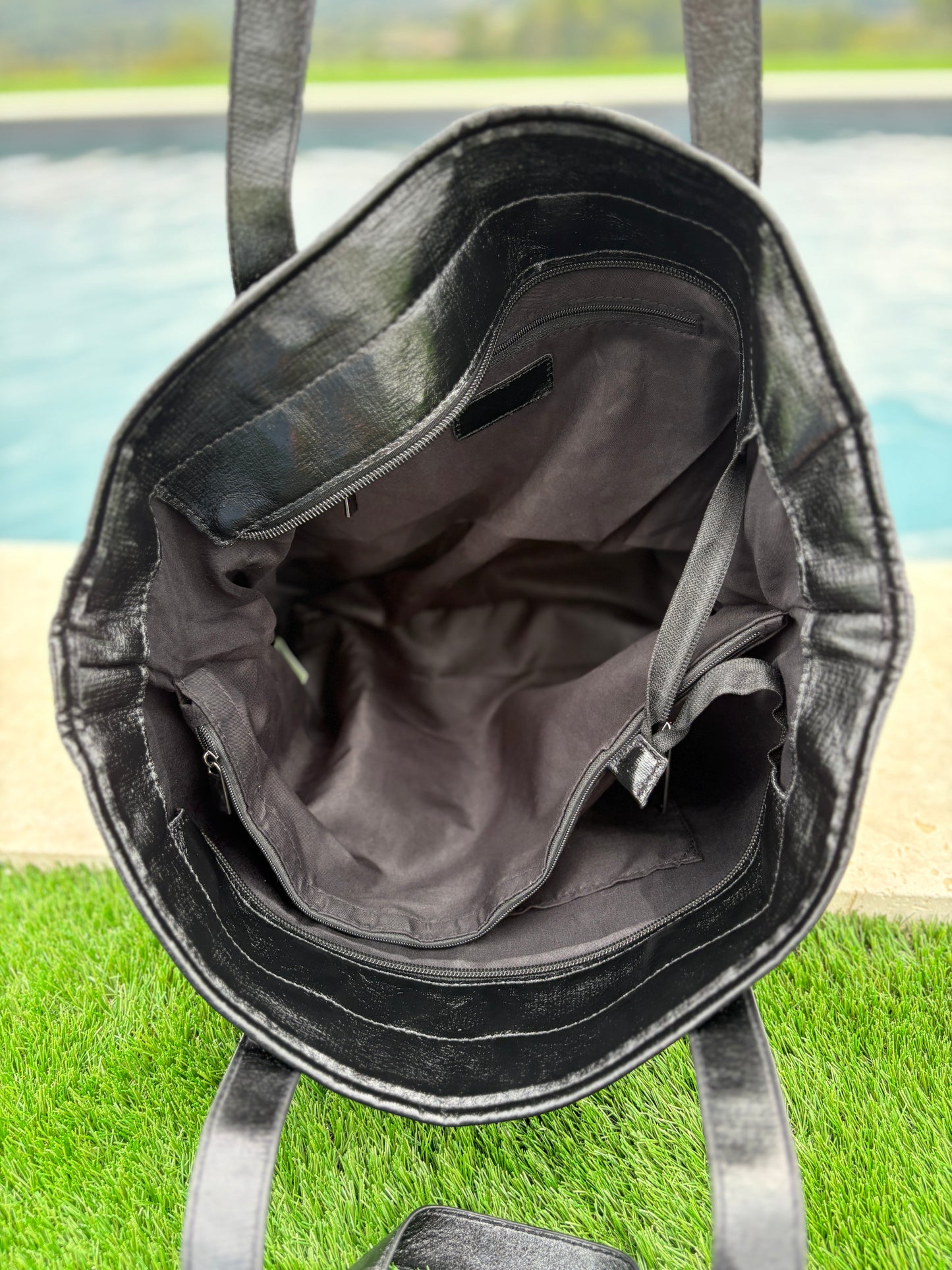 Sac à main style cabas porté main en tissu velours cotelé noir avec anses et bandes noires