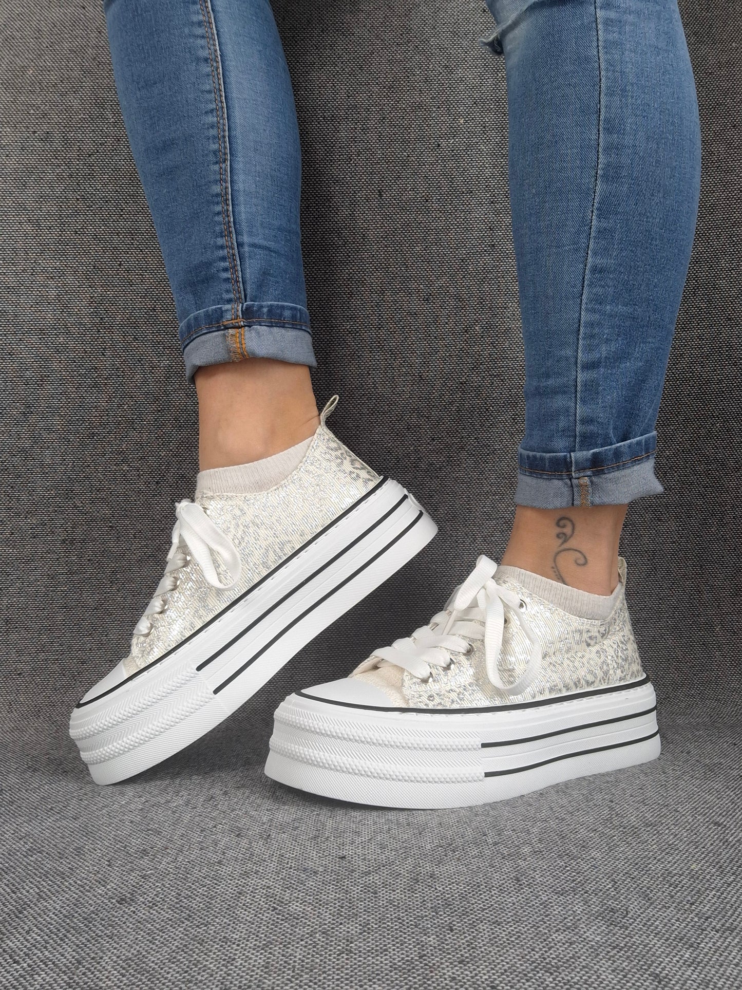 Chaussures baskets basses semelle compensée tissu motif léopard argenté style converse