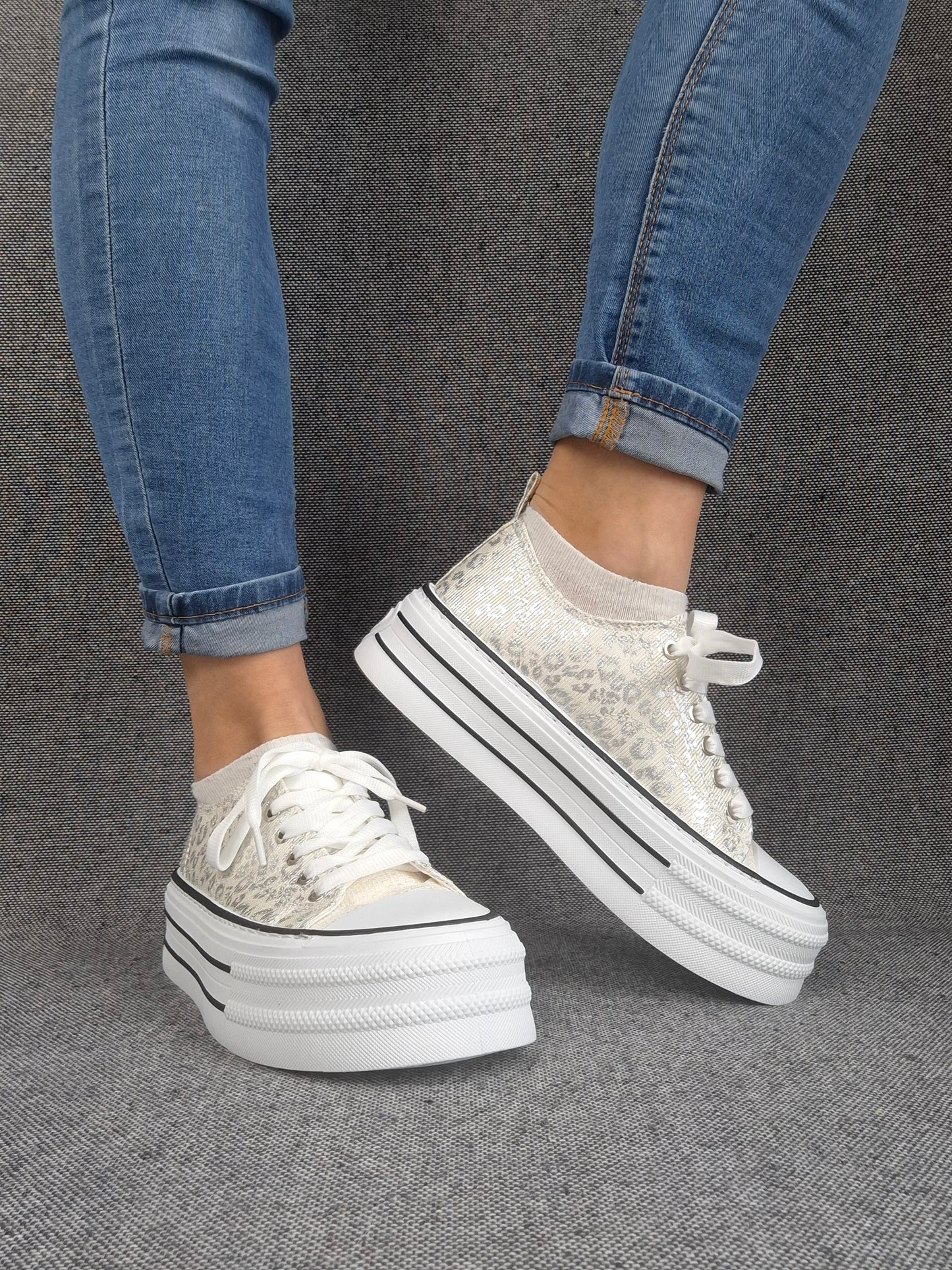 Chaussures baskets basses semelle compensée tissu motif léopard argenté style converse