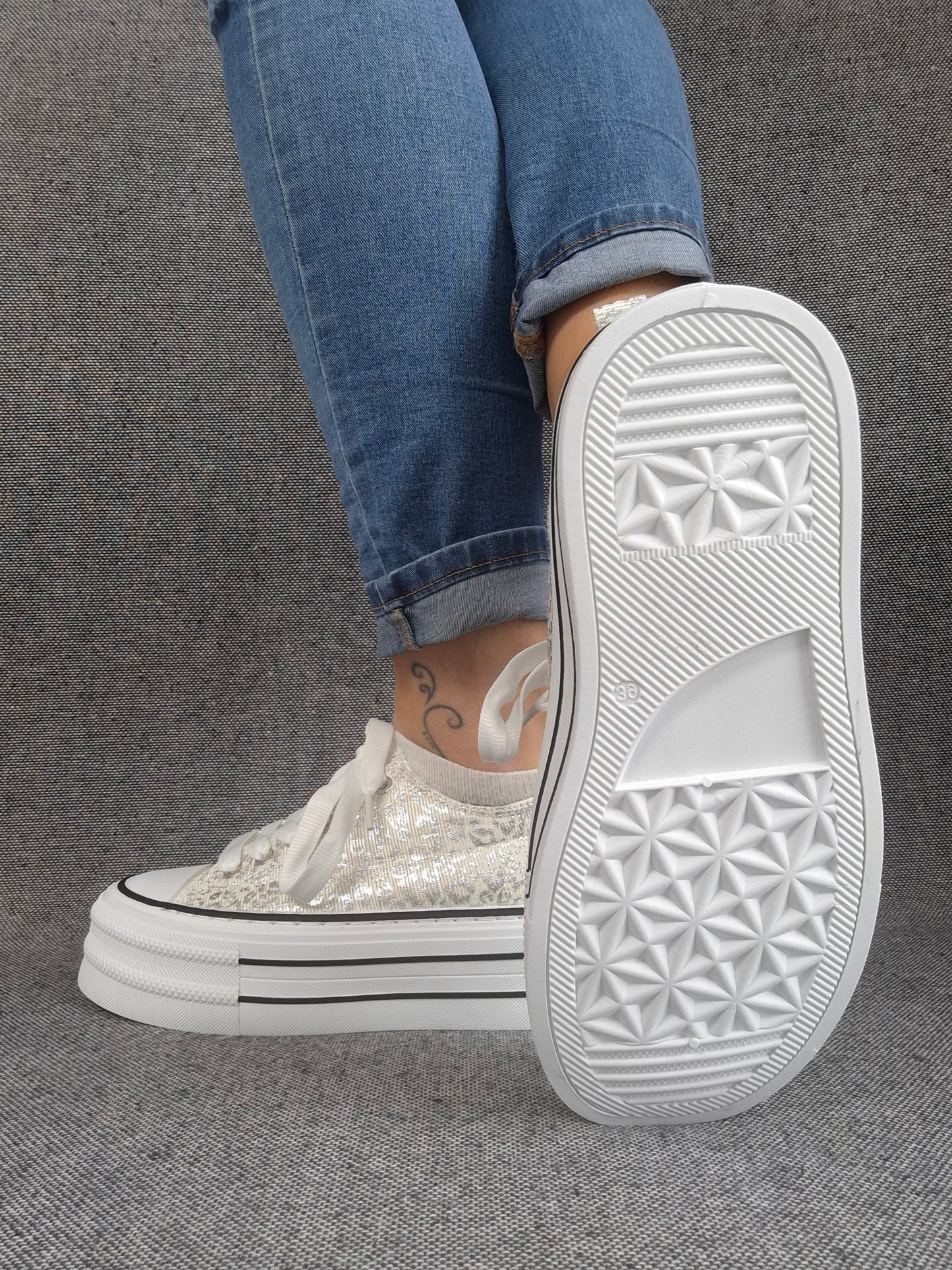 Chaussures baskets basses semelle compensée tissu motif léopard argenté style converse