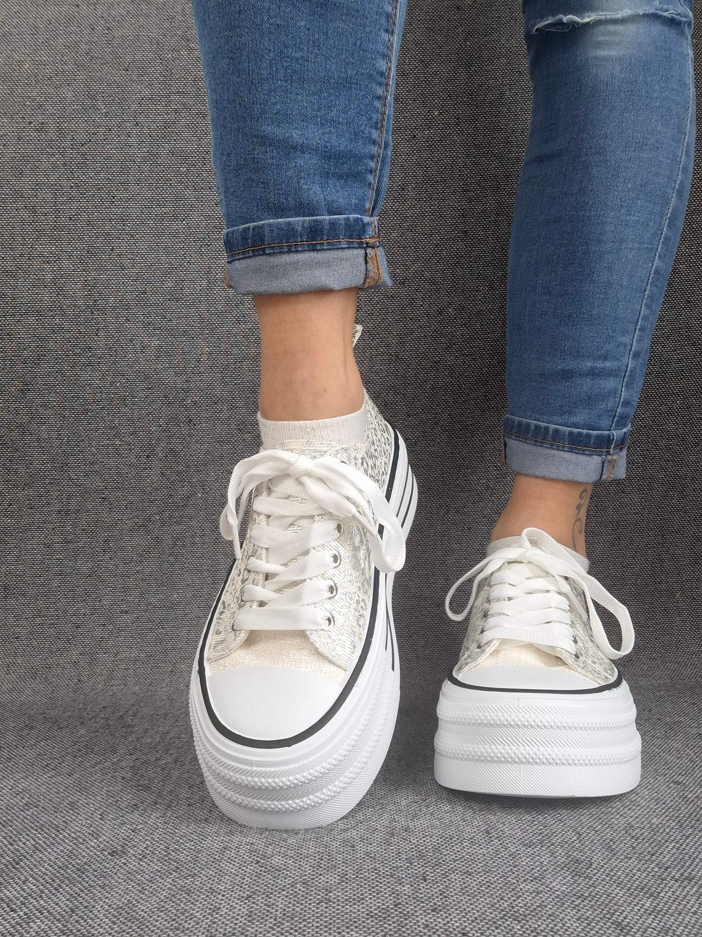 Chaussures baskets basses semelle compensée tissu motif léopard argenté style converse