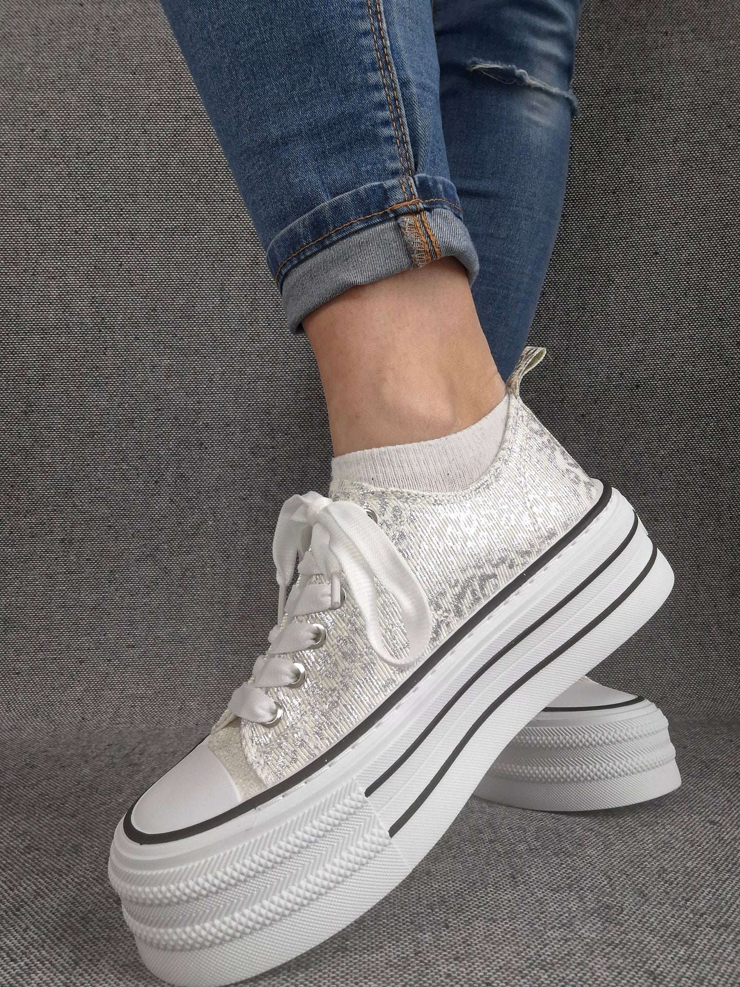 Chaussures baskets basses semelle compensée tissu motif léopard argenté style converse