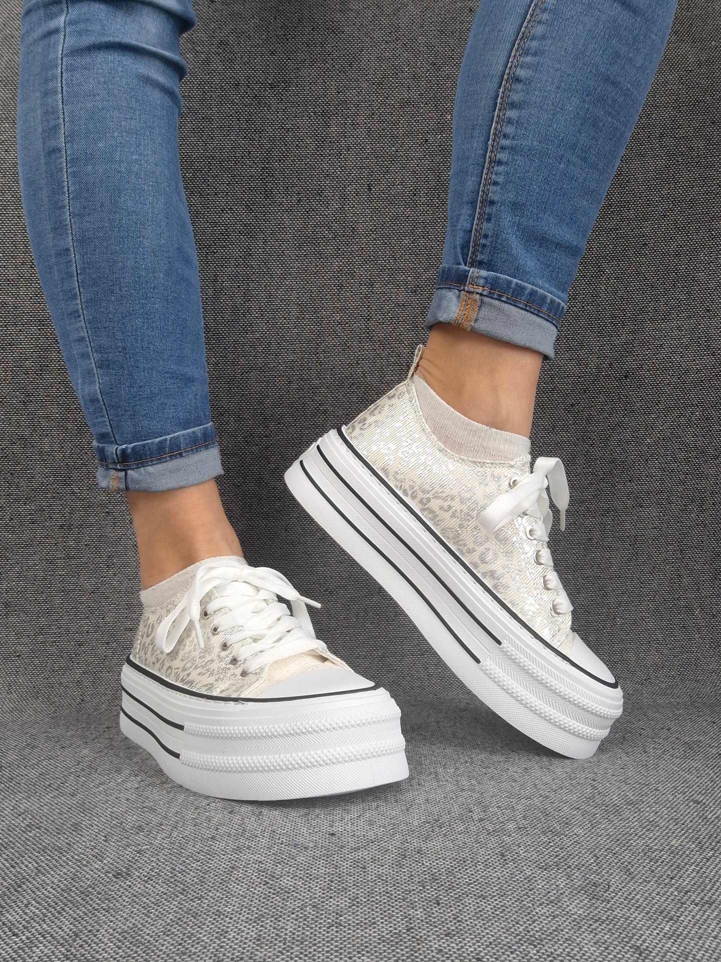 Chaussures baskets basses semelle compensée tissu motif léopard argenté style converse