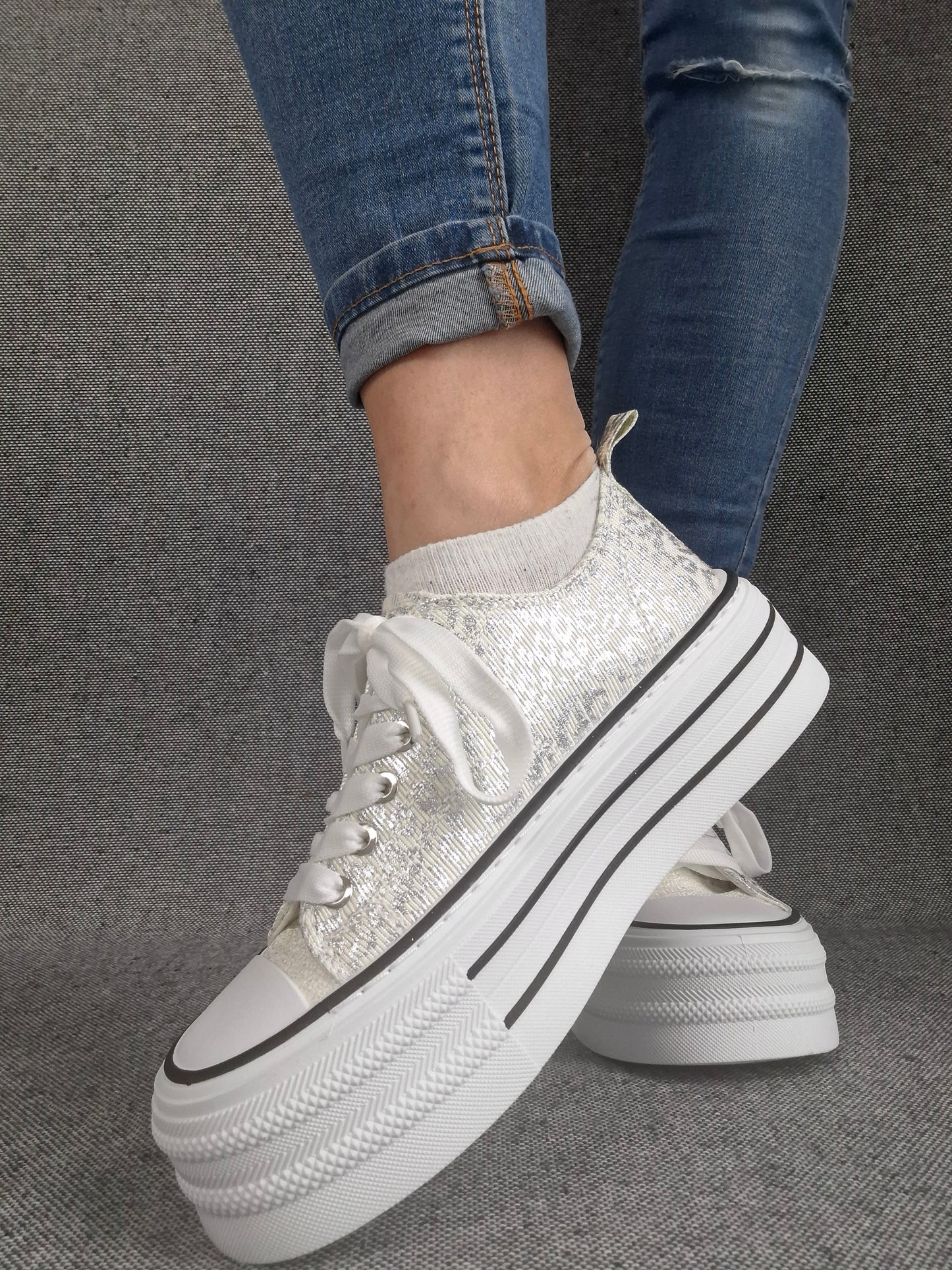 Chaussures baskets basses semelle compensée tissu motif léopard argenté style converse