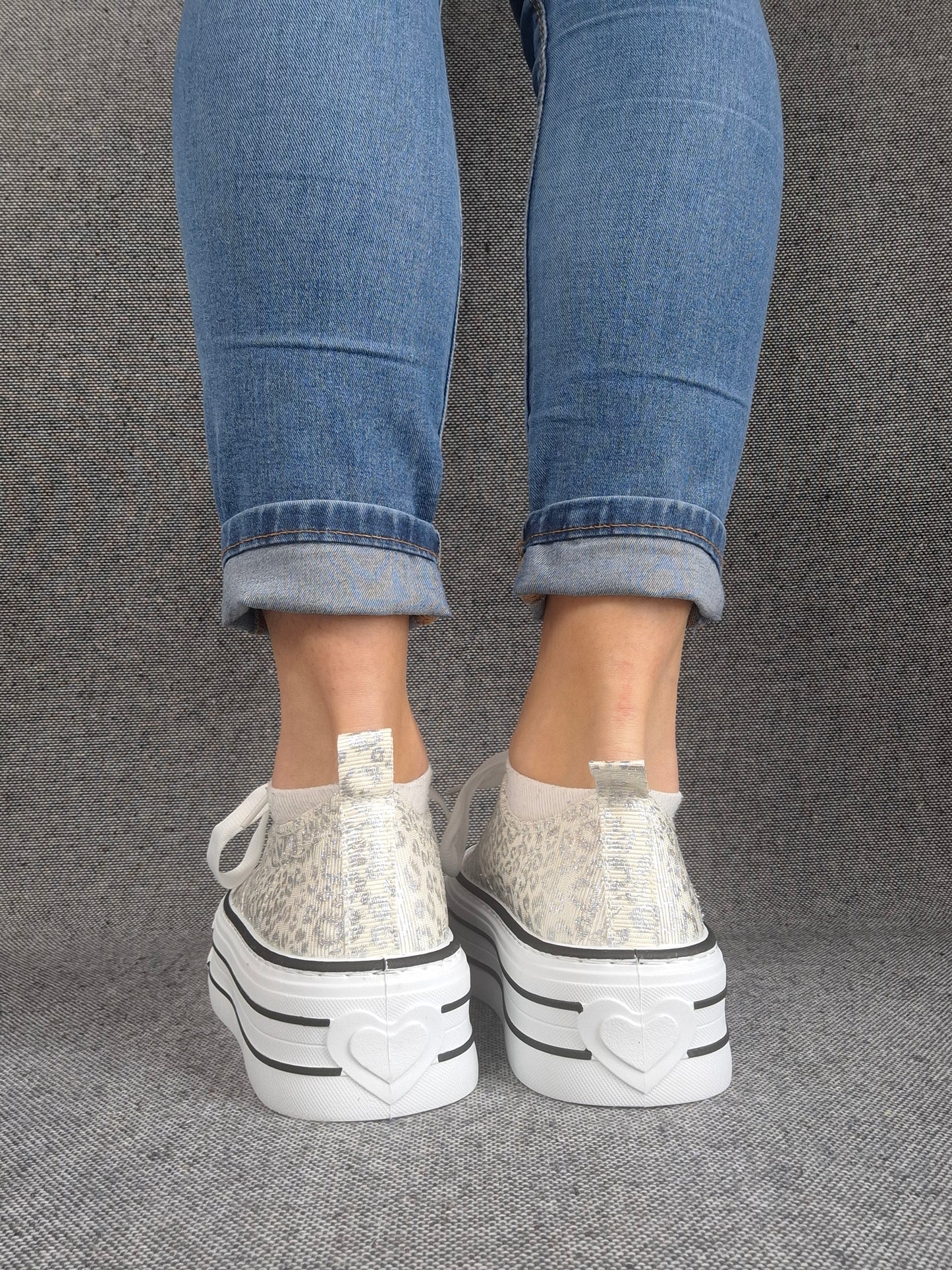 Chaussures baskets basses semelle compensée tissu motif léopard argenté style converse