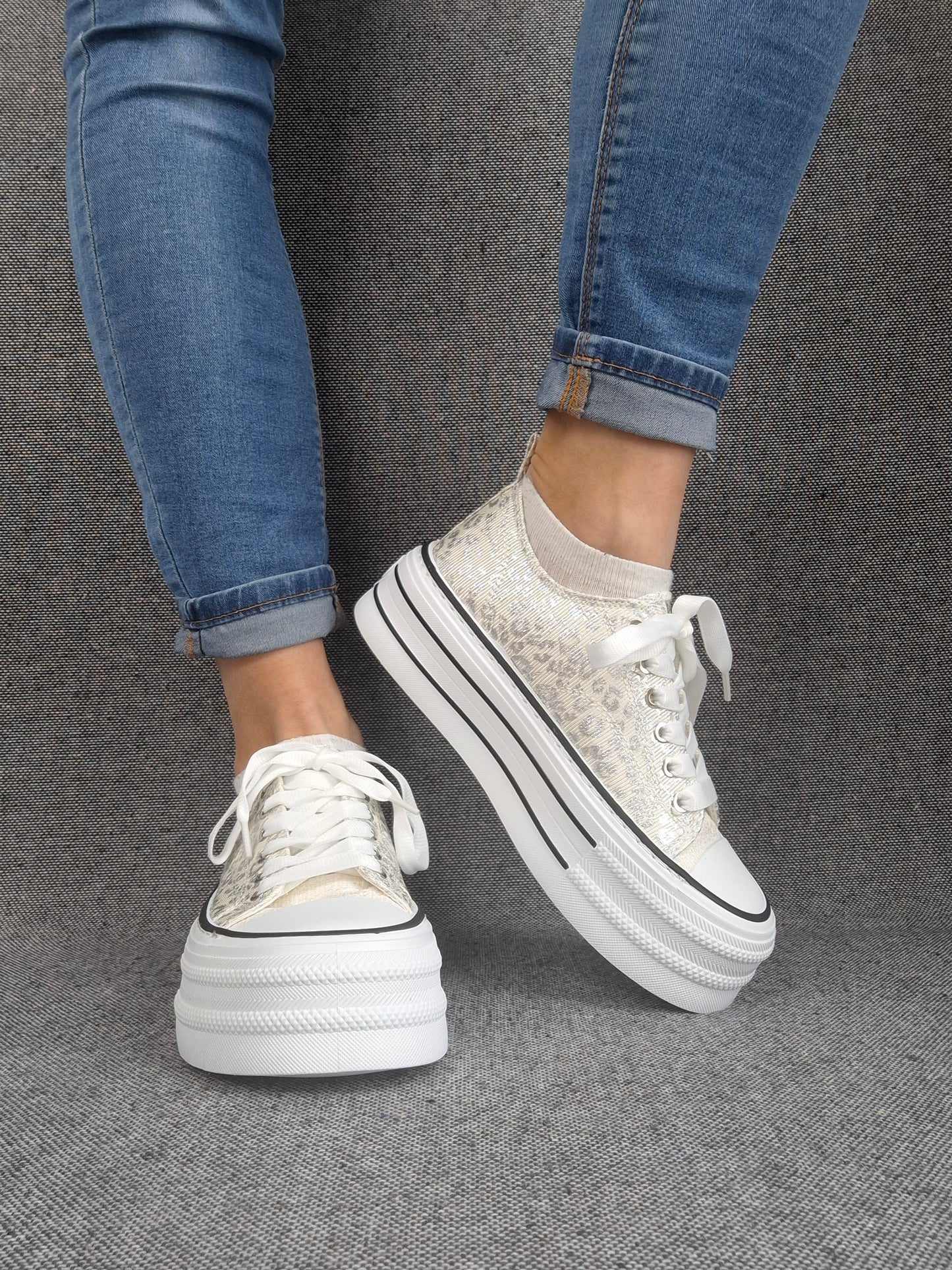 Chaussures baskets basses semelle compensée tissu motif léopard argenté style converse