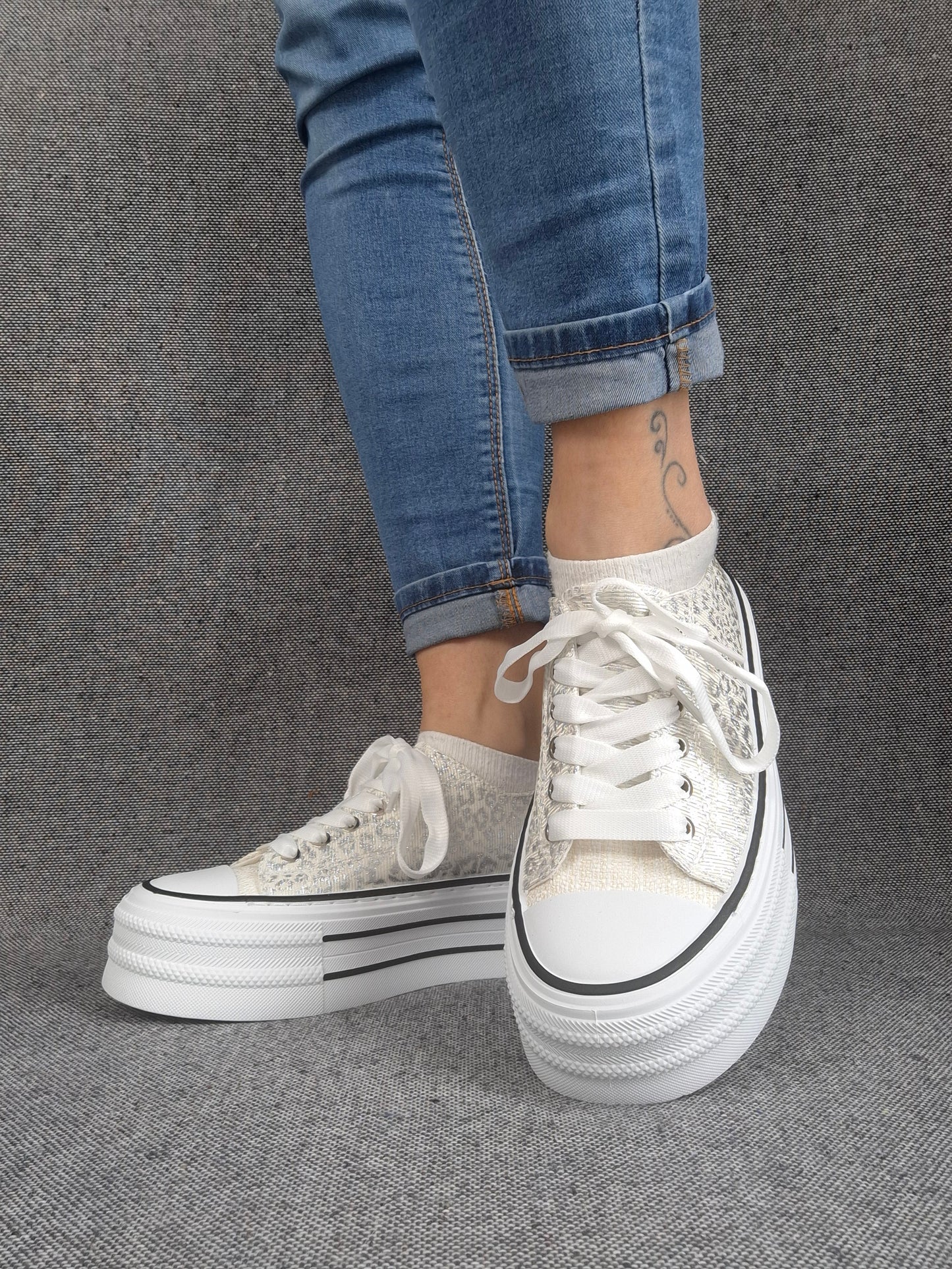 Chaussures baskets basses semelle compensée tissu motif léopard argenté style converse