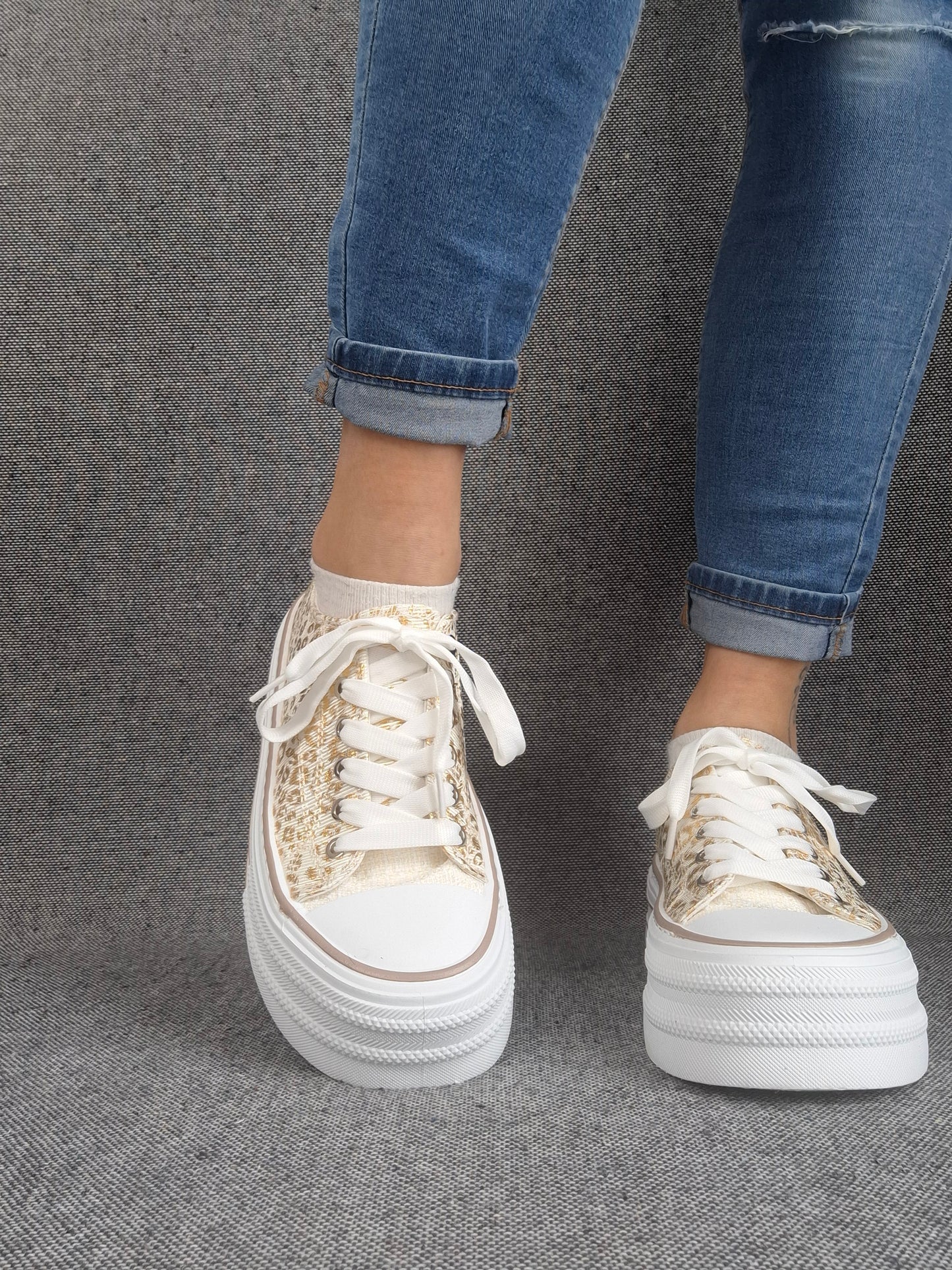 Chaussures baskets basses semelle compensée tissu motif léopard doré style converse