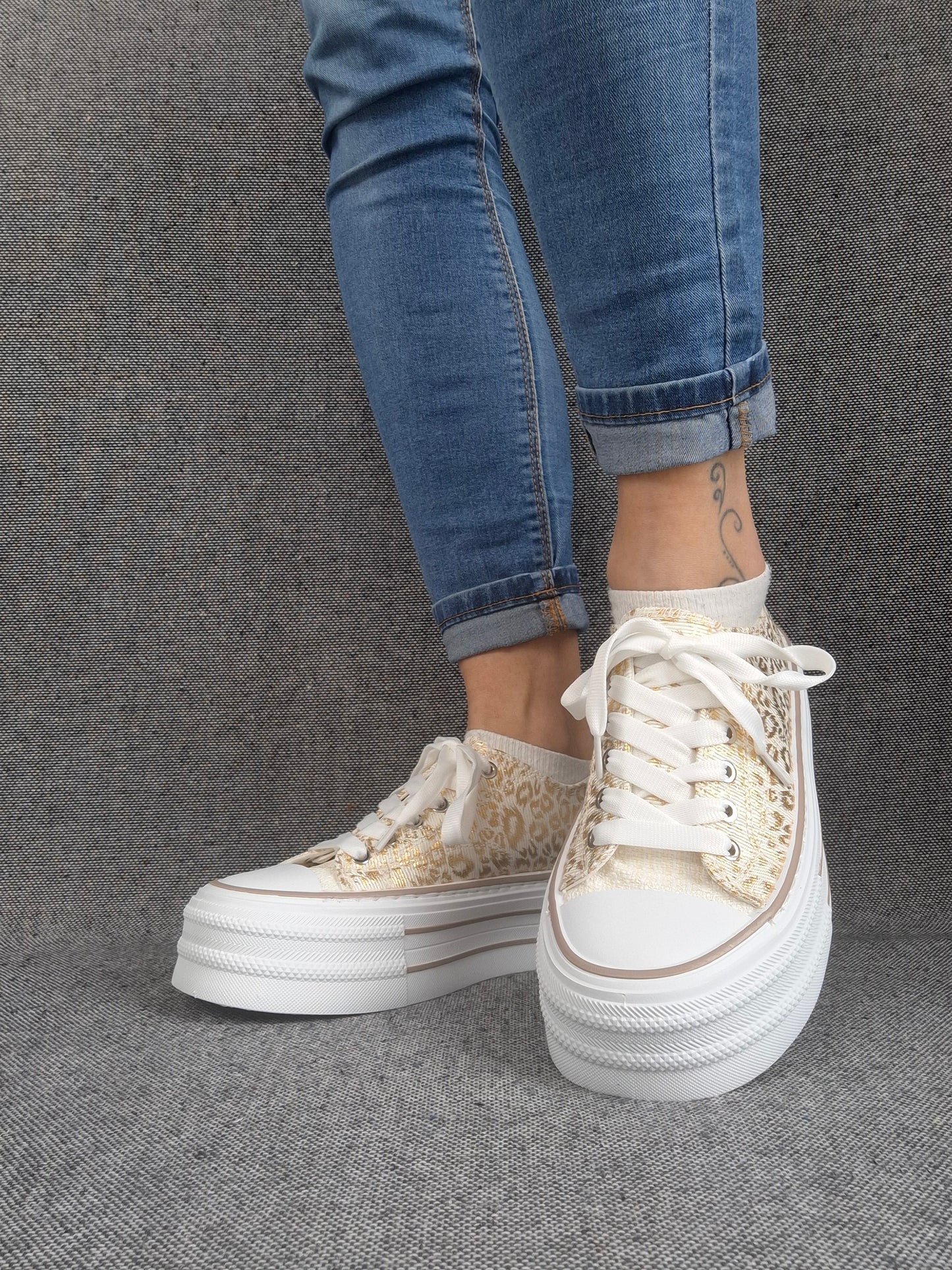 Chaussures baskets basses semelle compensée tissu motif léopard doré style converse