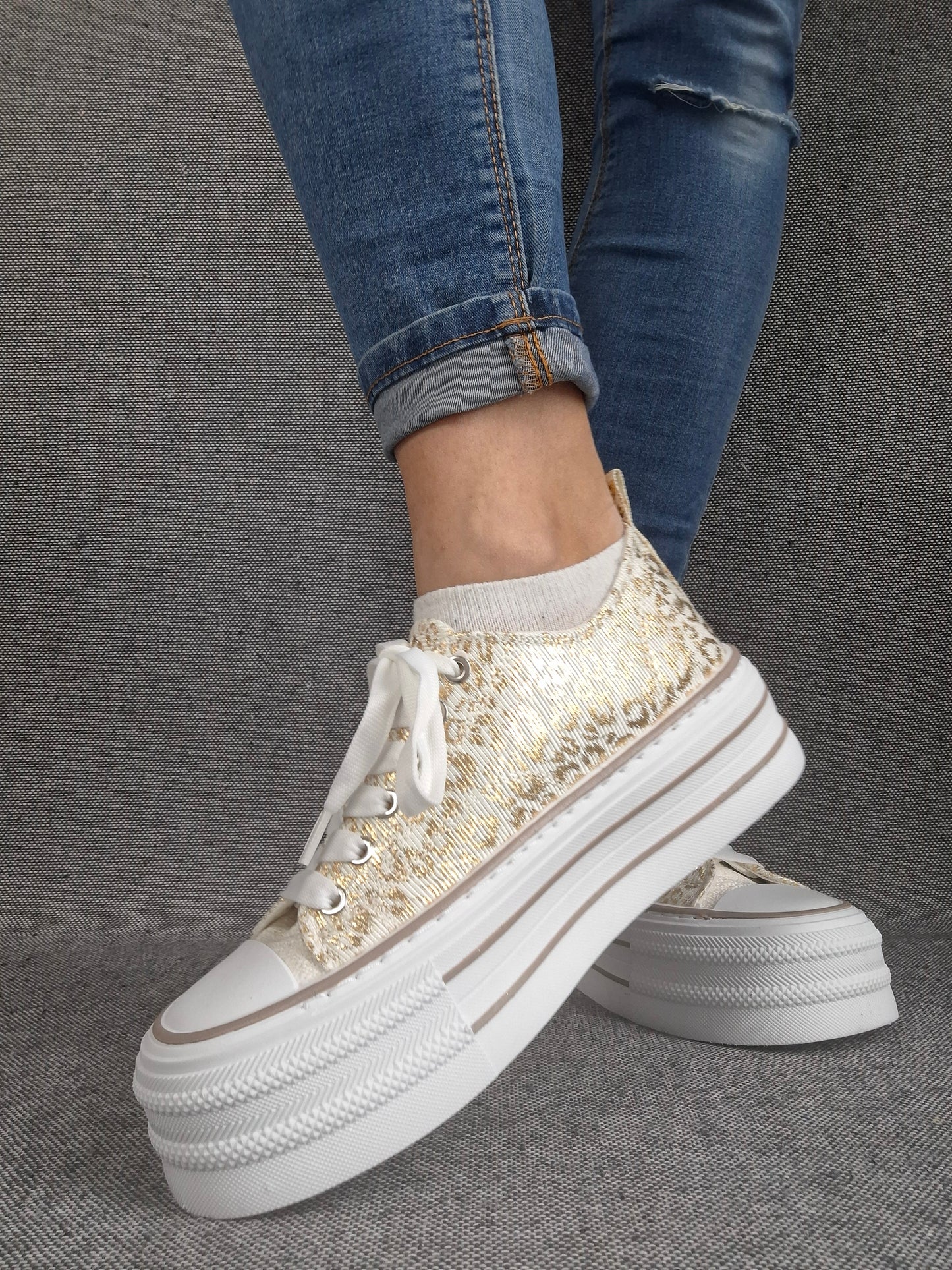 Chaussures baskets basses semelle compensée tissu motif léopard doré style converse