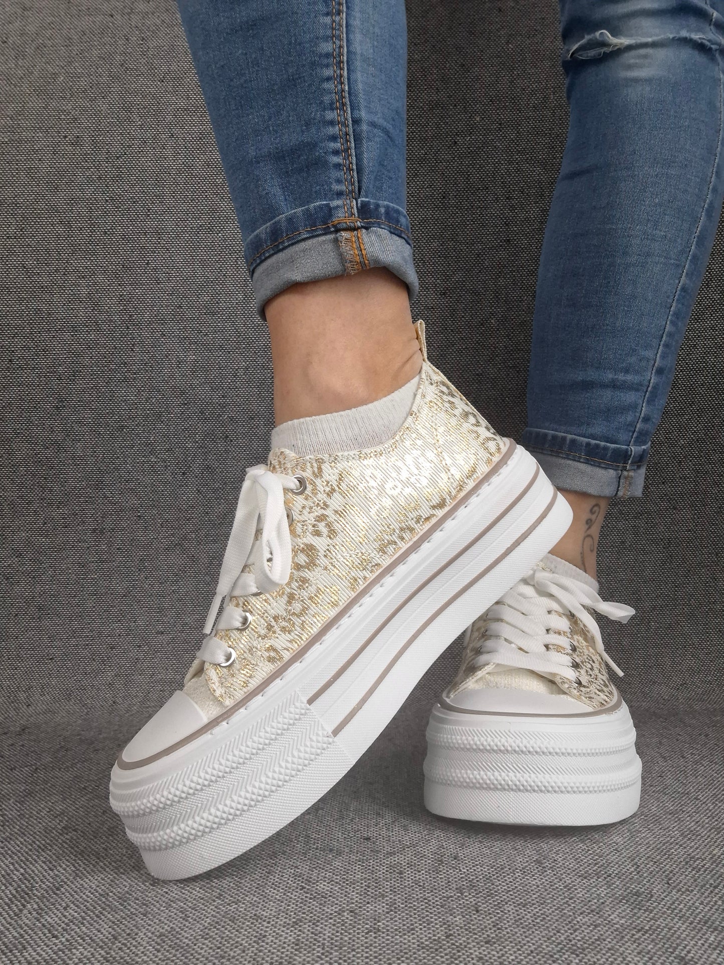 Chaussures baskets basses semelle compensée tissu motif léopard doré style converse