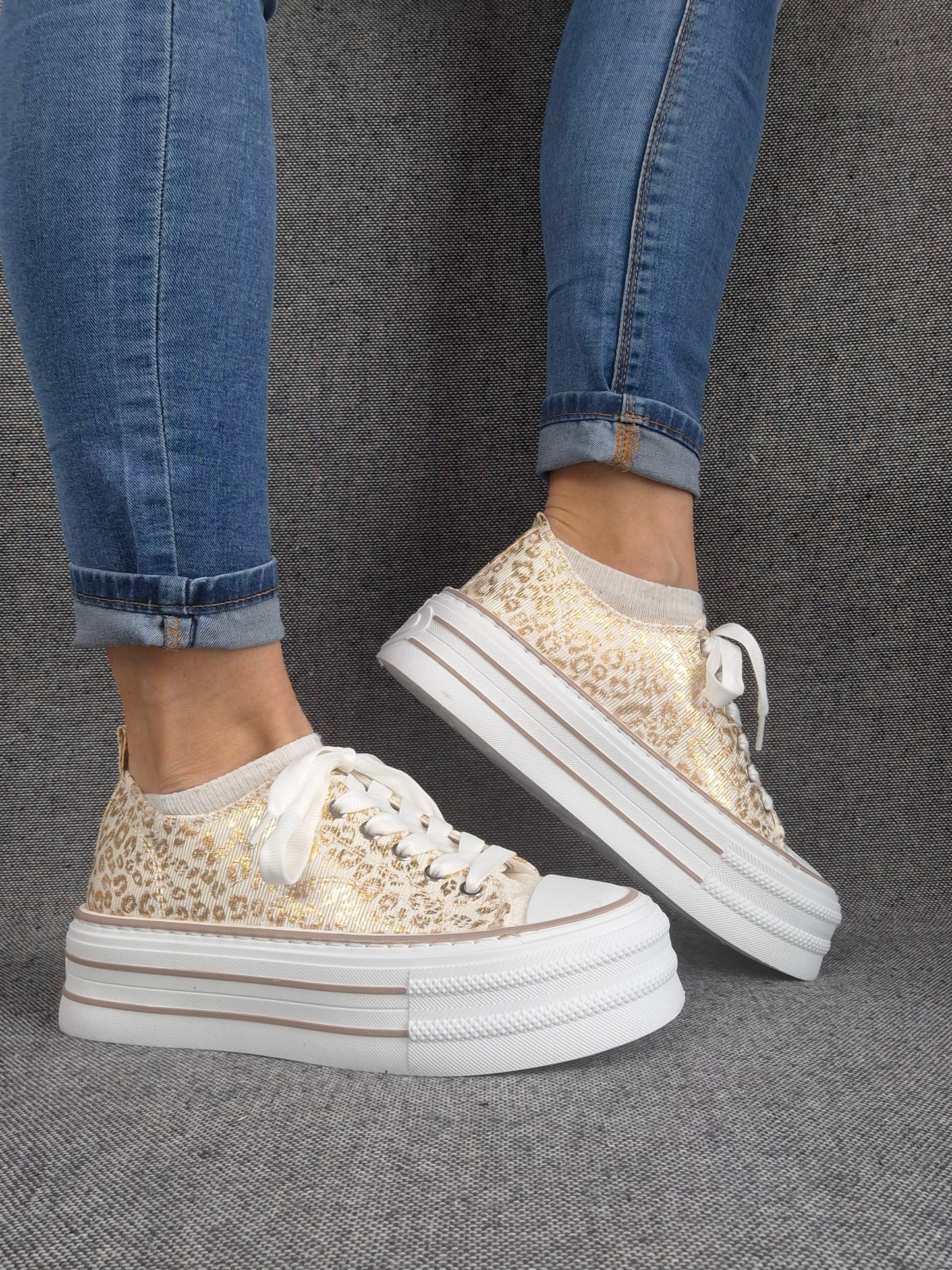 Chaussures baskets basses semelle compensée tissu motif léopard doré style converse